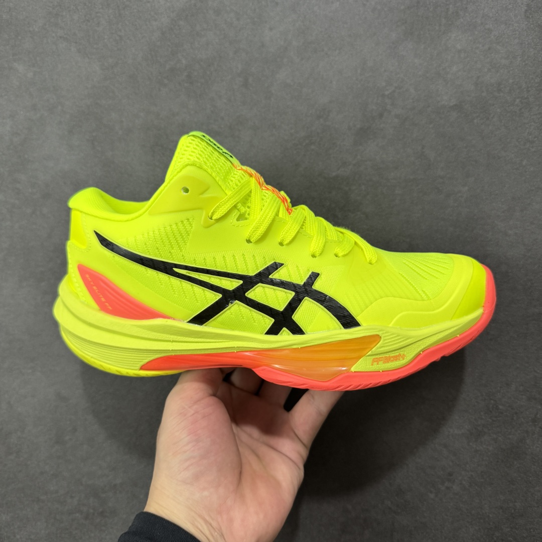 【定制版】Asics Sky Elite FF 3 亚瑟士舒适百搭 中帮 排球训练鞋 男女款 黄色 一款专为排球运动员设计的高性能运动鞋。中底采用亚瑟士独家的ff blast+发泡材质,不仅强化了回弹性能,还让触地体验更加柔软。这种材料在提供充足缓震的同时,还能帮助运动员更有效地利用地面反作用力,从而增强弹跳力。为了提升运动时的稳定性,Asics Sky Elite FF 3排球鞋内置了巨型树脂支撑片risetruss。这一设计能够防止脚部在快速移动或跳跃时发生扭转,让运动员能够更自信地应对各种动作。鞋底采用耐磨橡胶材质,这种材料具有出色的耐磨性和抓地力。无论是在室内木地板还是室外场地,Asics Sky Elite FF 3排球鞋都能提供稳定的支撑和抓地效果。鞋面材料经过精心挑选,既保证了足够的强度,又具有良好的透气性。这样,运动员在运动过程中就能保持脚部的干爽和舒适。Asics Sky Elite FF 3排球鞋凭借其出色的科技亮点、设计特点和适用场景与人群,成为了一款备受排球运动员青睐的高性能运动鞋。 货号:1051A084-750 尺码:36 37 37.5 38 39 39.5 40 40.5 41.5 42 42.5 43.5 44 44.5 45 46 编码:GLB250260-选品中心