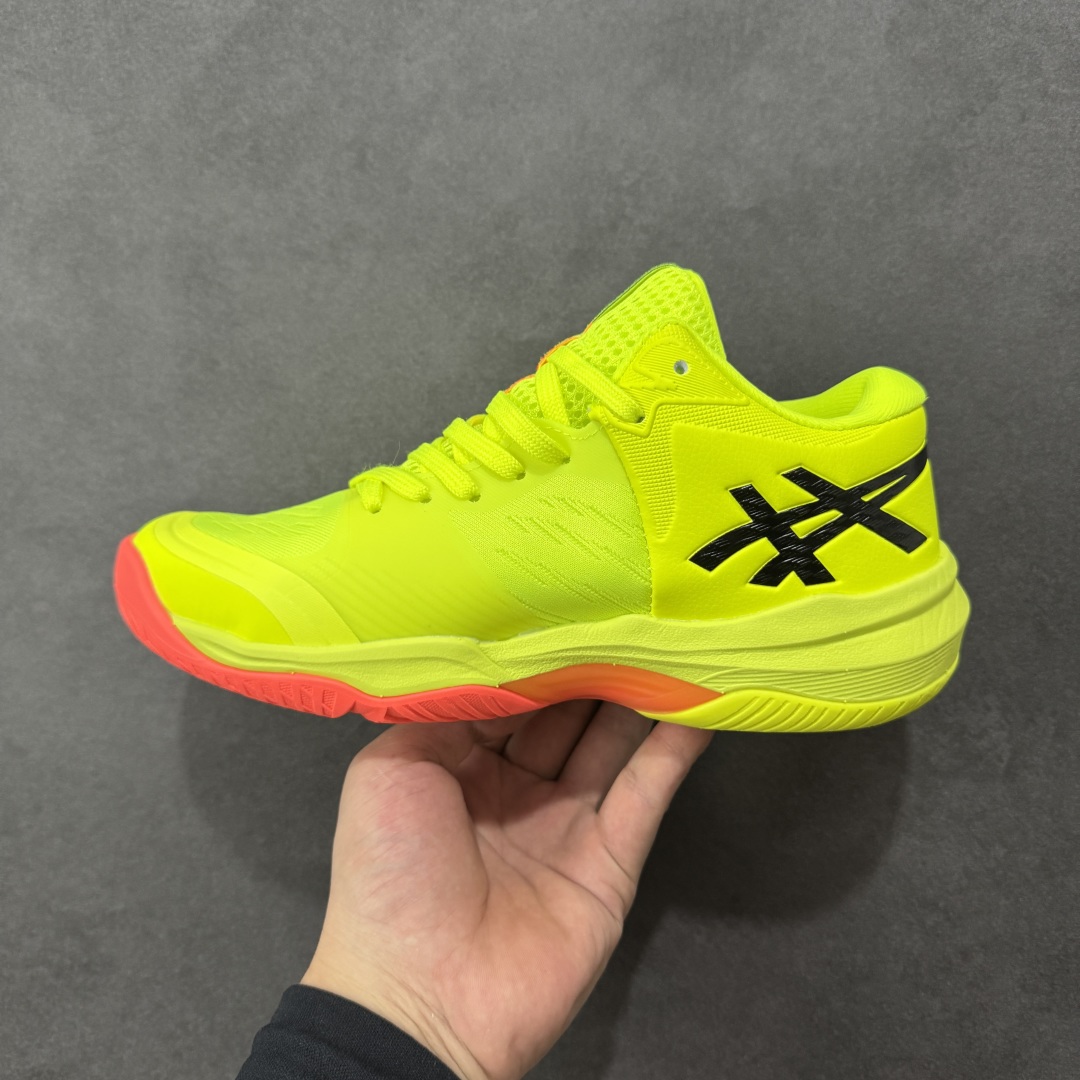 图片[2]-【定制版】Asics Sky Elite FF 3 亚瑟士舒适百搭 中帮 排球训练鞋 男女款 黄色 一款专为排球运动员设计的高性能运动鞋。中底采用亚瑟士独家的ff blast+发泡材质，不仅强化了回弹性能，还让触地体验更加柔软。这种材料在提供充足缓震的同时，还能帮助运动员更有效地利用地面反作用力，从而增强弹跳力。为了提升运动时的稳定性，Asics Sky Elite FF 3排球鞋内置了巨型树脂支撑片risetruss。这一设计能够防止脚部在快速移动或跳跃时发生扭转，让运动员能够更自信地应对各种动作。鞋底采用耐磨橡胶材质，这种材料具有出色的耐磨性和抓地力。无论是在室内木地板还是室外场地，Asics Sky Elite FF 3排球鞋都能提供稳定的支撑和抓地效果。鞋面材料经过精心挑选，既保证了足够的强度，又具有良好的透气性。这样，运动员在运动过程中就能保持脚部的干爽和舒适。Asics Sky Elite FF 3排球鞋凭借其出色的科技亮点、设计特点和适用场景与人群，成为了一款备受排球运动员青睐的高性能运动鞋。 货号：1051A084-750 尺码：36 37 37.5 38 39 39.5 40 40.5 41.5 42 42.5 43.5 44 44.5 45 46 编码：GLB250260-选品中心