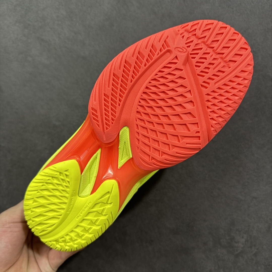 图片[9]-【定制版】Asics Sky Elite FF 3 亚瑟士舒适百搭 中帮 排球训练鞋 男女款 黄色 一款专为排球运动员设计的高性能运动鞋。中底采用亚瑟士独家的ff blast+发泡材质，不仅强化了回弹性能，还让触地体验更加柔软。这种材料在提供充足缓震的同时，还能帮助运动员更有效地利用地面反作用力，从而增强弹跳力。为了提升运动时的稳定性，Asics Sky Elite FF 3排球鞋内置了巨型树脂支撑片risetruss。这一设计能够防止脚部在快速移动或跳跃时发生扭转，让运动员能够更自信地应对各种动作。鞋底采用耐磨橡胶材质，这种材料具有出色的耐磨性和抓地力。无论是在室内木地板还是室外场地，Asics Sky Elite FF 3排球鞋都能提供稳定的支撑和抓地效果。鞋面材料经过精心挑选，既保证了足够的强度，又具有良好的透气性。这样，运动员在运动过程中就能保持脚部的干爽和舒适。Asics Sky Elite FF 3排球鞋凭借其出色的科技亮点、设计特点和适用场景与人群，成为了一款备受排球运动员青睐的高性能运动鞋。 货号：1051A084-750 尺码：36 37 37.5 38 39 39.5 40 40.5 41.5 42 42.5 43.5 44 44.5 45 46 编码：GLB250260-选品中心