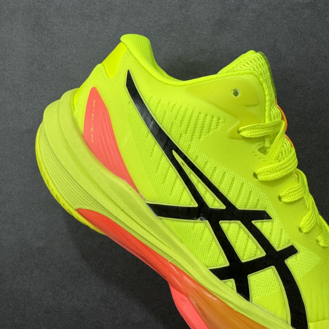 图片[6]-【定制版】Asics Sky Elite FF 3 亚瑟士舒适百搭 中帮 排球训练鞋 男女款 黄色 一款专为排球运动员设计的高性能运动鞋。中底采用亚瑟士独家的ff blast+发泡材质，不仅强化了回弹性能，还让触地体验更加柔软。这种材料在提供充足缓震的同时，还能帮助运动员更有效地利用地面反作用力，从而增强弹跳力。为了提升运动时的稳定性，Asics Sky Elite FF 3排球鞋内置了巨型树脂支撑片risetruss。这一设计能够防止脚部在快速移动或跳跃时发生扭转，让运动员能够更自信地应对各种动作。鞋底采用耐磨橡胶材质，这种材料具有出色的耐磨性和抓地力。无论是在室内木地板还是室外场地，Asics Sky Elite FF 3排球鞋都能提供稳定的支撑和抓地效果。鞋面材料经过精心挑选，既保证了足够的强度，又具有良好的透气性。这样，运动员在运动过程中就能保持脚部的干爽和舒适。Asics Sky Elite FF 3排球鞋凭借其出色的科技亮点、设计特点和适用场景与人群，成为了一款备受排球运动员青睐的高性能运动鞋。 货号：1051A084-750 尺码：36 37 37.5 38 39 39.5 40 40.5 41.5 42 42.5 43.5 44 44.5 45 46 编码：GLB250260-选品中心