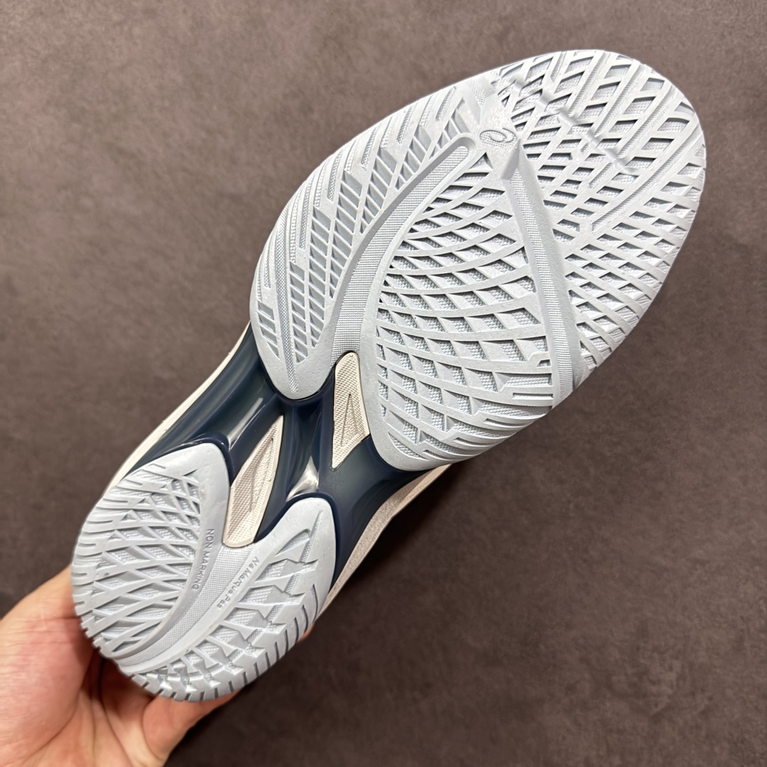 图片[9]-【定制版】Ascis Sky Elite FF 3 亚瑟士舒适百搭 中帮 排球训练鞋 男女款 白蓝 一款专为排球运动员设计的高性能运动鞋。中底采用亚瑟士独家的ff blast+发泡材质，不仅强化了回弹性能，还让触地体验更加柔软。这种材料在提供充足缓震的同时，还能帮助运动员更有效地利用地面反作用力，从而增强弹跳力。为了提升运动时的稳定性，Asics Sky Elite FF 3排球鞋内置了巨型树脂支撑片risetruss。这一设计能够防止脚部在快速移动或跳跃时发生扭转，让运动员能够更自信地应对各种动作。鞋底采用耐磨橡胶材质，这种材料具有出色的耐磨性和抓地力。无论是在室内木地板还是室外场地，Asics Sky Elite FF 3排球鞋都能提供稳定的支撑和抓地效果。鞋面材料经过精心挑选，既保证了足够的强度，又具有良好的透气性。这样，运动员在运动过程中就能保持脚部的干爽和舒适。Asics Sky Elite FF 3排球鞋凭借其出色的科技亮点、设计特点和适用场景与人群，成为了一款备受排球运动员青睐的高性能运动鞋。 货号：1051A084-100 尺码：40 40.5 41.5 42 42.5 43.5 44 44.5 45 46 编码：GLB250260-选品中心