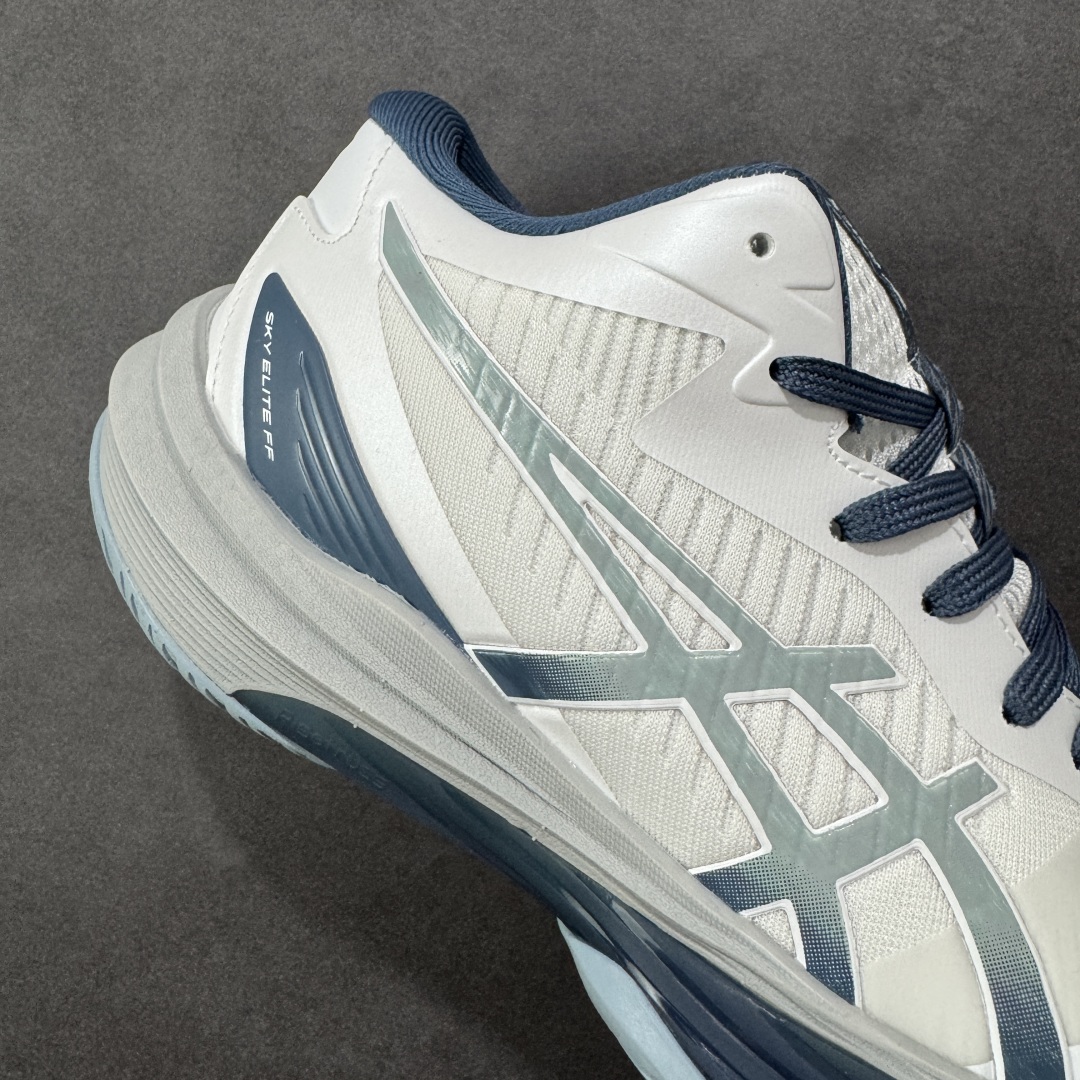 图片[6]-【定制版】Ascis Sky Elite FF 3 亚瑟士舒适百搭 中帮 排球训练鞋 男女款 白蓝 一款专为排球运动员设计的高性能运动鞋。中底采用亚瑟士独家的ff blast+发泡材质，不仅强化了回弹性能，还让触地体验更加柔软。这种材料在提供充足缓震的同时，还能帮助运动员更有效地利用地面反作用力，从而增强弹跳力。为了提升运动时的稳定性，Asics Sky Elite FF 3排球鞋内置了巨型树脂支撑片risetruss。这一设计能够防止脚部在快速移动或跳跃时发生扭转，让运动员能够更自信地应对各种动作。鞋底采用耐磨橡胶材质，这种材料具有出色的耐磨性和抓地力。无论是在室内木地板还是室外场地，Asics Sky Elite FF 3排球鞋都能提供稳定的支撑和抓地效果。鞋面材料经过精心挑选，既保证了足够的强度，又具有良好的透气性。这样，运动员在运动过程中就能保持脚部的干爽和舒适。Asics Sky Elite FF 3排球鞋凭借其出色的科技亮点、设计特点和适用场景与人群，成为了一款备受排球运动员青睐的高性能运动鞋。 货号：1051A084-100 尺码：40 40.5 41.5 42 42.5 43.5 44 44.5 45 46 编码：GLB250260-选品中心