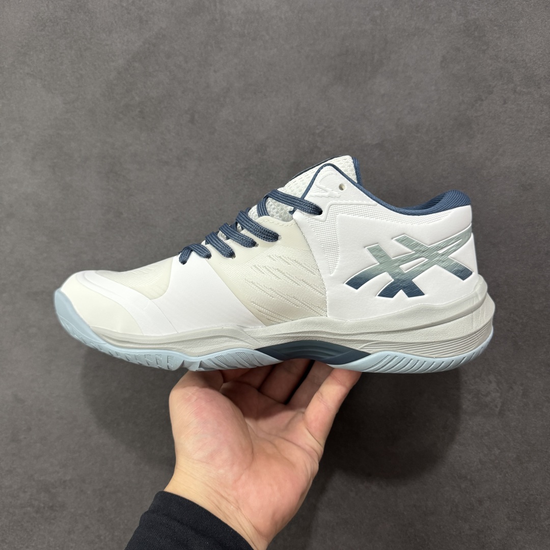 图片[2]-【定制版】Ascis Sky Elite FF 3 亚瑟士舒适百搭 中帮 排球训练鞋 男女款 白蓝 一款专为排球运动员设计的高性能运动鞋。中底采用亚瑟士独家的ff blast+发泡材质，不仅强化了回弹性能，还让触地体验更加柔软。这种材料在提供充足缓震的同时，还能帮助运动员更有效地利用地面反作用力，从而增强弹跳力。为了提升运动时的稳定性，Asics Sky Elite FF 3排球鞋内置了巨型树脂支撑片risetruss。这一设计能够防止脚部在快速移动或跳跃时发生扭转，让运动员能够更自信地应对各种动作。鞋底采用耐磨橡胶材质，这种材料具有出色的耐磨性和抓地力。无论是在室内木地板还是室外场地，Asics Sky Elite FF 3排球鞋都能提供稳定的支撑和抓地效果。鞋面材料经过精心挑选，既保证了足够的强度，又具有良好的透气性。这样，运动员在运动过程中就能保持脚部的干爽和舒适。Asics Sky Elite FF 3排球鞋凭借其出色的科技亮点、设计特点和适用场景与人群，成为了一款备受排球运动员青睐的高性能运动鞋。 货号：1051A084-100 尺码：40 40.5 41.5 42 42.5 43.5 44 44.5 45 46 编码：GLB250260-选品中心