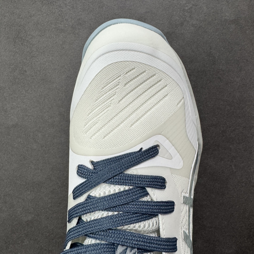 图片[8]-【定制版】Ascis Sky Elite FF 3 亚瑟士舒适百搭 中帮 排球训练鞋 男女款 白蓝 一款专为排球运动员设计的高性能运动鞋。中底采用亚瑟士独家的ff blast+发泡材质，不仅强化了回弹性能，还让触地体验更加柔软。这种材料在提供充足缓震的同时，还能帮助运动员更有效地利用地面反作用力，从而增强弹跳力。为了提升运动时的稳定性，Asics Sky Elite FF 3排球鞋内置了巨型树脂支撑片risetruss。这一设计能够防止脚部在快速移动或跳跃时发生扭转，让运动员能够更自信地应对各种动作。鞋底采用耐磨橡胶材质，这种材料具有出色的耐磨性和抓地力。无论是在室内木地板还是室外场地，Asics Sky Elite FF 3排球鞋都能提供稳定的支撑和抓地效果。鞋面材料经过精心挑选，既保证了足够的强度，又具有良好的透气性。这样，运动员在运动过程中就能保持脚部的干爽和舒适。Asics Sky Elite FF 3排球鞋凭借其出色的科技亮点、设计特点和适用场景与人群，成为了一款备受排球运动员青睐的高性能运动鞋。 货号：1051A084-100 尺码：40 40.5 41.5 42 42.5 43.5 44 44.5 45 46 编码：GLB250260-选品中心