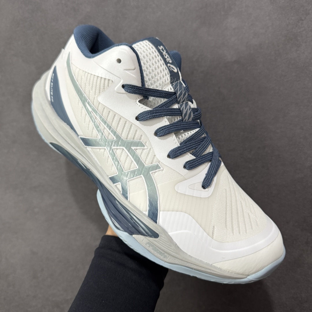 图片[3]-【定制版】Ascis Sky Elite FF 3 亚瑟士舒适百搭 中帮 排球训练鞋 男女款 白蓝 一款专为排球运动员设计的高性能运动鞋。中底采用亚瑟士独家的ff blast+发泡材质，不仅强化了回弹性能，还让触地体验更加柔软。这种材料在提供充足缓震的同时，还能帮助运动员更有效地利用地面反作用力，从而增强弹跳力。为了提升运动时的稳定性，Asics Sky Elite FF 3排球鞋内置了巨型树脂支撑片risetruss。这一设计能够防止脚部在快速移动或跳跃时发生扭转，让运动员能够更自信地应对各种动作。鞋底采用耐磨橡胶材质，这种材料具有出色的耐磨性和抓地力。无论是在室内木地板还是室外场地，Asics Sky Elite FF 3排球鞋都能提供稳定的支撑和抓地效果。鞋面材料经过精心挑选，既保证了足够的强度，又具有良好的透气性。这样，运动员在运动过程中就能保持脚部的干爽和舒适。Asics Sky Elite FF 3排球鞋凭借其出色的科技亮点、设计特点和适用场景与人群，成为了一款备受排球运动员青睐的高性能运动鞋。 货号：1051A084-100 尺码：40 40.5 41.5 42 42.5 43.5 44 44.5 45 46 编码：GLB250260-选品中心