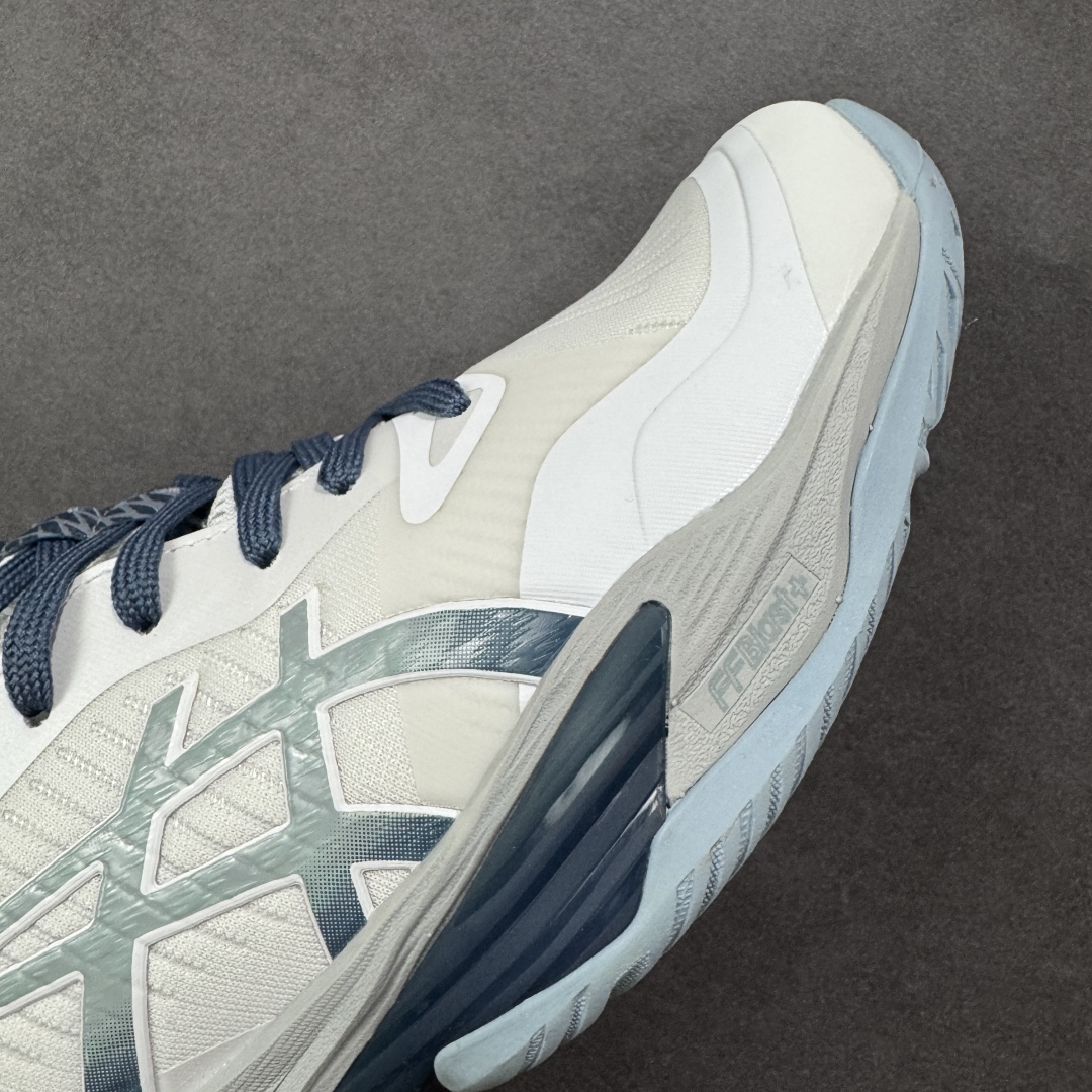 图片[5]-【定制版】Ascis Sky Elite FF 3 亚瑟士舒适百搭 中帮 排球训练鞋 男女款 白蓝 一款专为排球运动员设计的高性能运动鞋。中底采用亚瑟士独家的ff blast+发泡材质，不仅强化了回弹性能，还让触地体验更加柔软。这种材料在提供充足缓震的同时，还能帮助运动员更有效地利用地面反作用力，从而增强弹跳力。为了提升运动时的稳定性，Asics Sky Elite FF 3排球鞋内置了巨型树脂支撑片risetruss。这一设计能够防止脚部在快速移动或跳跃时发生扭转，让运动员能够更自信地应对各种动作。鞋底采用耐磨橡胶材质，这种材料具有出色的耐磨性和抓地力。无论是在室内木地板还是室外场地，Asics Sky Elite FF 3排球鞋都能提供稳定的支撑和抓地效果。鞋面材料经过精心挑选，既保证了足够的强度，又具有良好的透气性。这样，运动员在运动过程中就能保持脚部的干爽和舒适。Asics Sky Elite FF 3排球鞋凭借其出色的科技亮点、设计特点和适用场景与人群，成为了一款备受排球运动员青睐的高性能运动鞋。 货号：1051A084-100 尺码：40 40.5 41.5 42 42.5 43.5 44 44.5 45 46 编码：GLB250260-选品中心