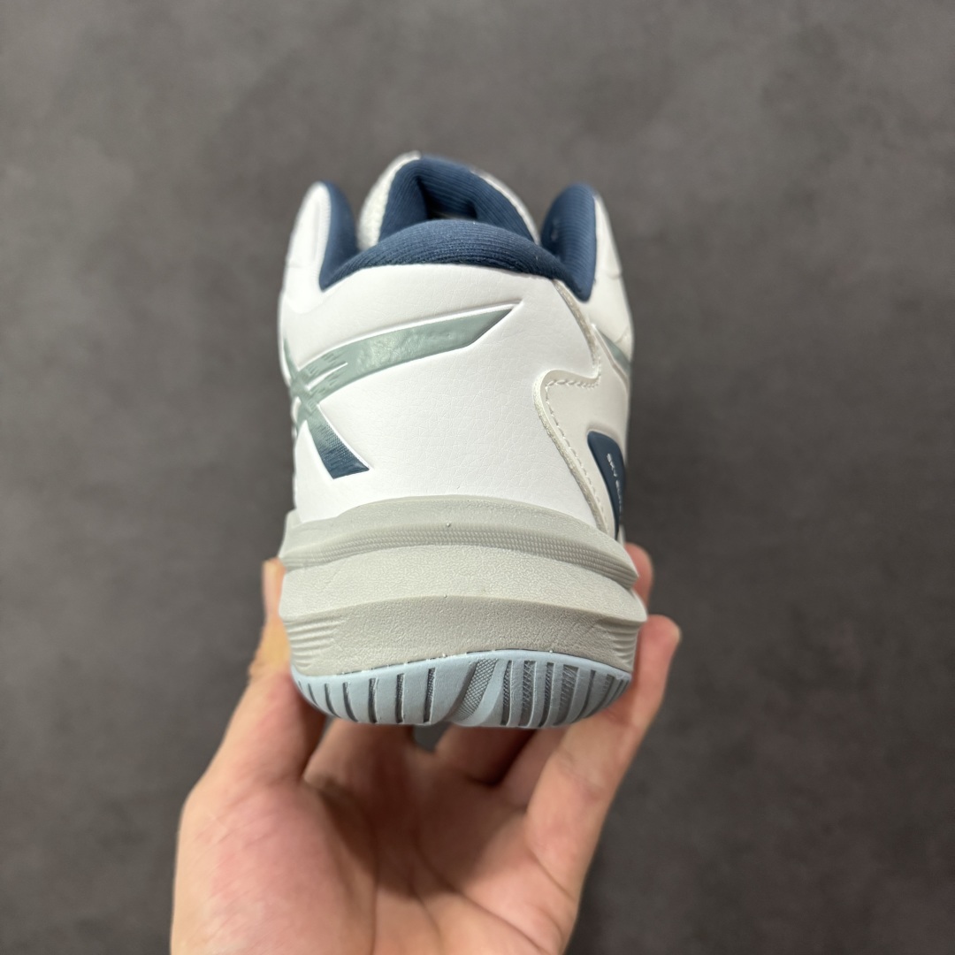 图片[4]-【定制版】Ascis Sky Elite FF 3 亚瑟士舒适百搭 中帮 排球训练鞋 男女款 白蓝 一款专为排球运动员设计的高性能运动鞋。中底采用亚瑟士独家的ff blast+发泡材质，不仅强化了回弹性能，还让触地体验更加柔软。这种材料在提供充足缓震的同时，还能帮助运动员更有效地利用地面反作用力，从而增强弹跳力。为了提升运动时的稳定性，Asics Sky Elite FF 3排球鞋内置了巨型树脂支撑片risetruss。这一设计能够防止脚部在快速移动或跳跃时发生扭转，让运动员能够更自信地应对各种动作。鞋底采用耐磨橡胶材质，这种材料具有出色的耐磨性和抓地力。无论是在室内木地板还是室外场地，Asics Sky Elite FF 3排球鞋都能提供稳定的支撑和抓地效果。鞋面材料经过精心挑选，既保证了足够的强度，又具有良好的透气性。这样，运动员在运动过程中就能保持脚部的干爽和舒适。Asics Sky Elite FF 3排球鞋凭借其出色的科技亮点、设计特点和适用场景与人群，成为了一款备受排球运动员青睐的高性能运动鞋。 货号：1051A084-100 尺码：40 40.5 41.5 42 42.5 43.5 44 44.5 45 46 编码：GLB250260-选品中心