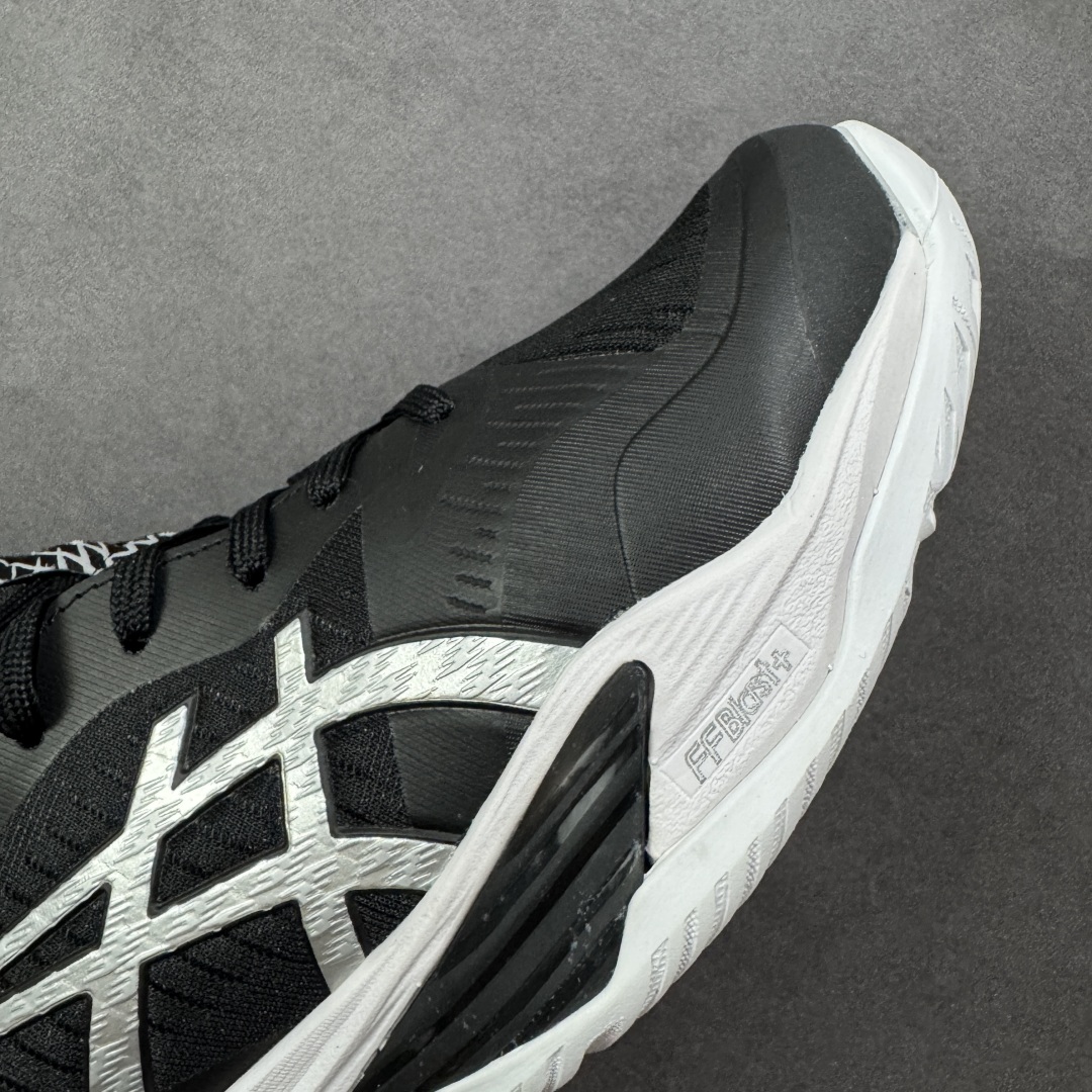 图片[5]-【定制版】Asics Sky Elite FF 3 亚瑟士舒适百搭 中帮 排球训练鞋 男女款 黑白 一款专为排球运动员设计的高性能运动鞋。中底采用亚瑟士独家的ff blast+发泡材质，不仅强化了回弹性能，还让触地体验更加柔软。这种材料在提供充足缓震的同时，还能帮助运动员更有效地利用地面反作用力，从而增强弹跳力。为了提升运动时的稳定性，Asics Sky Elite FF 3排球鞋内置了巨型树脂支撑片risetruss。这一设计能够防止脚部在快速移动或跳跃时发生扭转，让运动员能够更自信地应对各种动作。鞋底采用耐磨橡胶材质，这种材料具有出色的耐磨性和抓地力。无论是在室内木地板还是室外场地，Asics Sky Elite FF 3排球鞋都能提供稳定的支撑和抓地效果。鞋面材料经过精心挑选，既保证了足够的强度，又具有良好的透气性。这样，运动员在运动过程中就能保持脚部的干爽和舒适。Asics Sky Elite FF 3排球鞋凭借其出色的科技亮点、设计特点和适用场景与人群，成为了一款备受排球运动员青睐的高性能运动鞋。 货号：1051A084-001 尺码：36 37 37.5 38 39 39.5 40 40.5 41.5 42 42.5 43.5 44 44.5 45 46 编码：GLB250260-选品中心