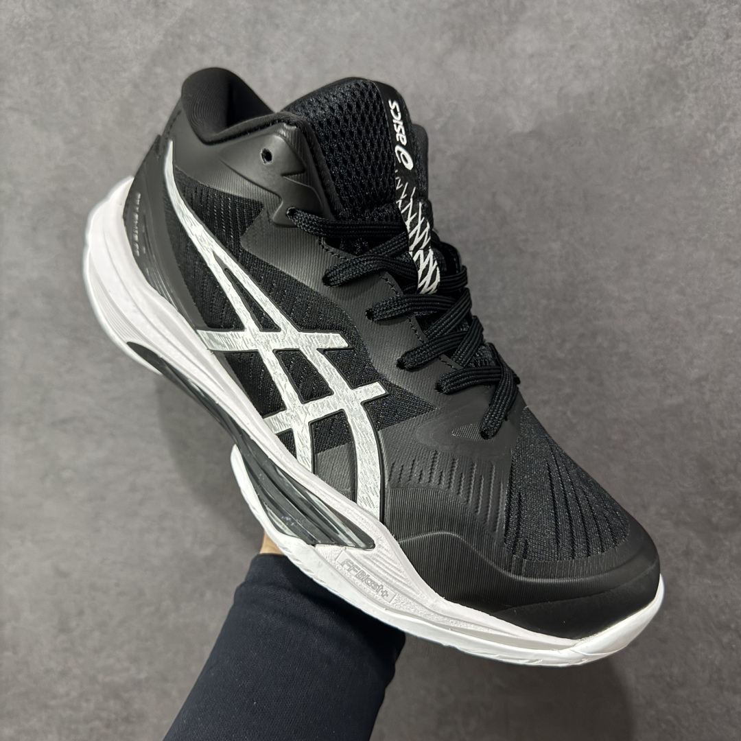图片[3]-【定制版】Asics Sky Elite FF 3 亚瑟士舒适百搭 中帮 排球训练鞋 男女款 黑白 一款专为排球运动员设计的高性能运动鞋。中底采用亚瑟士独家的ff blast+发泡材质，不仅强化了回弹性能，还让触地体验更加柔软。这种材料在提供充足缓震的同时，还能帮助运动员更有效地利用地面反作用力，从而增强弹跳力。为了提升运动时的稳定性，Asics Sky Elite FF 3排球鞋内置了巨型树脂支撑片risetruss。这一设计能够防止脚部在快速移动或跳跃时发生扭转，让运动员能够更自信地应对各种动作。鞋底采用耐磨橡胶材质，这种材料具有出色的耐磨性和抓地力。无论是在室内木地板还是室外场地，Asics Sky Elite FF 3排球鞋都能提供稳定的支撑和抓地效果。鞋面材料经过精心挑选，既保证了足够的强度，又具有良好的透气性。这样，运动员在运动过程中就能保持脚部的干爽和舒适。Asics Sky Elite FF 3排球鞋凭借其出色的科技亮点、设计特点和适用场景与人群，成为了一款备受排球运动员青睐的高性能运动鞋。 货号：1051A084-001 尺码：36 37 37.5 38 39 39.5 40 40.5 41.5 42 42.5 43.5 44 44.5 45 46 编码：GLB250260-选品中心