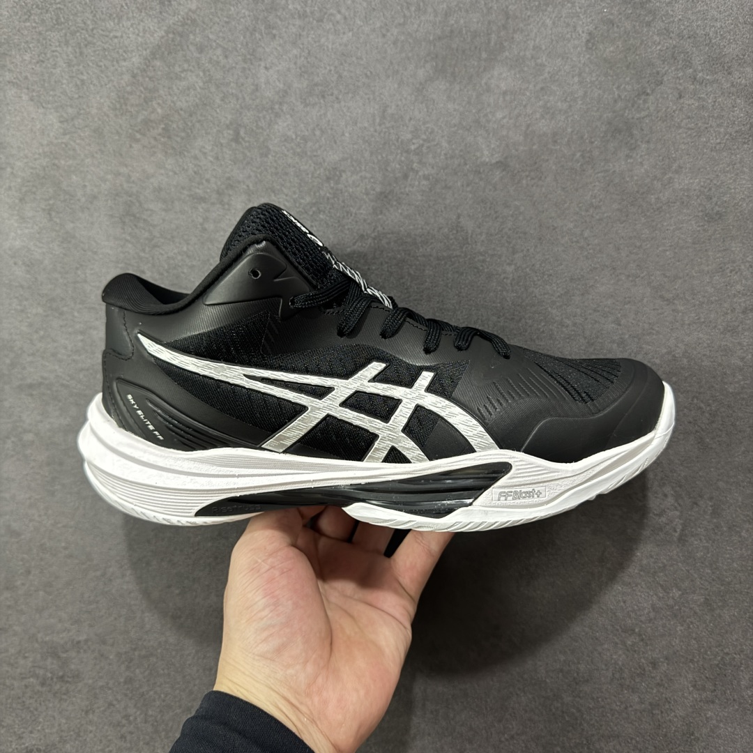 【定制版】Asics Sky Elite FF 3 亚瑟士舒适百搭 中帮 排球训练鞋 男女款 黑白 一款专为排球运动员设计的高性能运动鞋。中底采用亚瑟士独家的ff blast+发泡材质,不仅强化了回弹性能,还让触地体验更加柔软。这种材料在提供充足缓震的同时,还能帮助运动员更有效地利用地面反作用力,从而增强弹跳力。为了提升运动时的稳定性,Asics Sky Elite FF 3排球鞋内置了巨型树脂支撑片risetruss。这一设计能够防止脚部在快速移动或跳跃时发生扭转,让运动员能够更自信地应对各种动作。鞋底采用耐磨橡胶材质,这种材料具有出色的耐磨性和抓地力。无论是在室内木地板还是室外场地,Asics Sky Elite FF 3排球鞋都能提供稳定的支撑和抓地效果。鞋面材料经过精心挑选,既保证了足够的强度,又具有良好的透气性。这样,运动员在运动过程中就能保持脚部的干爽和舒适。Asics Sky Elite FF 3排球鞋凭借其出色的科技亮点、设计特点和适用场景与人群,成为了一款备受排球运动员青睐的高性能运动鞋。 货号:1051A084-001 尺码:36 37 37.5 38 39 39.5 40 40.5 41.5 42 42.5 43.5 44 44.5 45 46 编码:GLB250260-选品中心
