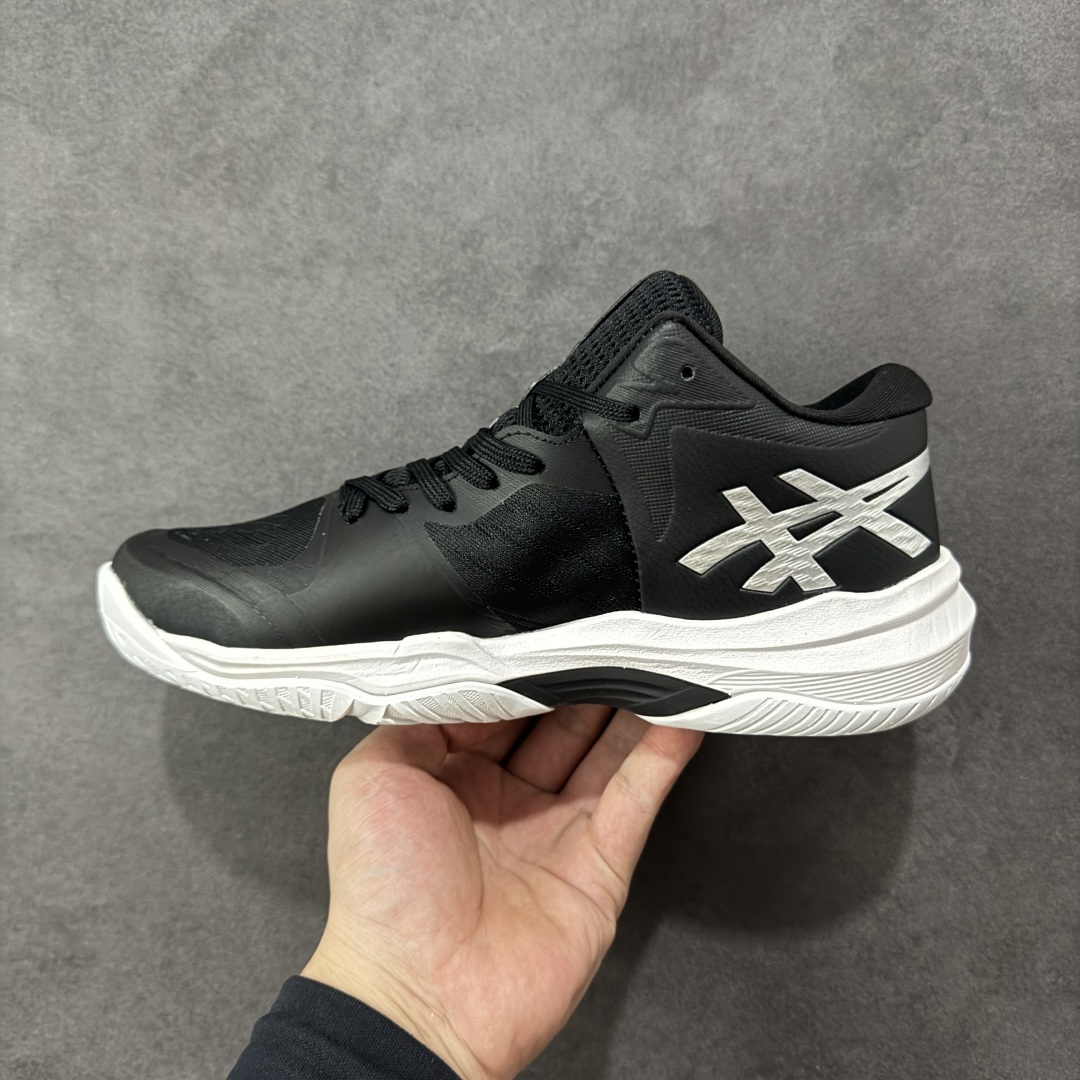 图片[2]-【定制版】Asics Sky Elite FF 3 亚瑟士舒适百搭 中帮 排球训练鞋 男女款 黑白 一款专为排球运动员设计的高性能运动鞋。中底采用亚瑟士独家的ff blast+发泡材质，不仅强化了回弹性能，还让触地体验更加柔软。这种材料在提供充足缓震的同时，还能帮助运动员更有效地利用地面反作用力，从而增强弹跳力。为了提升运动时的稳定性，Asics Sky Elite FF 3排球鞋内置了巨型树脂支撑片risetruss。这一设计能够防止脚部在快速移动或跳跃时发生扭转，让运动员能够更自信地应对各种动作。鞋底采用耐磨橡胶材质，这种材料具有出色的耐磨性和抓地力。无论是在室内木地板还是室外场地，Asics Sky Elite FF 3排球鞋都能提供稳定的支撑和抓地效果。鞋面材料经过精心挑选，既保证了足够的强度，又具有良好的透气性。这样，运动员在运动过程中就能保持脚部的干爽和舒适。Asics Sky Elite FF 3排球鞋凭借其出色的科技亮点、设计特点和适用场景与人群，成为了一款备受排球运动员青睐的高性能运动鞋。 货号：1051A084-001 尺码：36 37 37.5 38 39 39.5 40 40.5 41.5 42 42.5 43.5 44 44.5 45 46 编码：GLB250260-选品中心