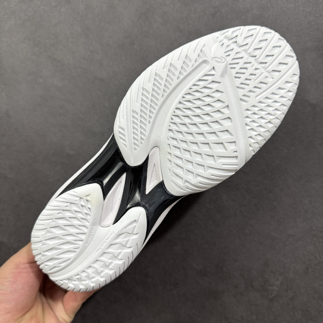 图片[9]-【定制版】Asics Sky Elite FF 3 亚瑟士舒适百搭 中帮 排球训练鞋 男女款 黑白 一款专为排球运动员设计的高性能运动鞋。中底采用亚瑟士独家的ff blast+发泡材质，不仅强化了回弹性能，还让触地体验更加柔软。这种材料在提供充足缓震的同时，还能帮助运动员更有效地利用地面反作用力，从而增强弹跳力。为了提升运动时的稳定性，Asics Sky Elite FF 3排球鞋内置了巨型树脂支撑片risetruss。这一设计能够防止脚部在快速移动或跳跃时发生扭转，让运动员能够更自信地应对各种动作。鞋底采用耐磨橡胶材质，这种材料具有出色的耐磨性和抓地力。无论是在室内木地板还是室外场地，Asics Sky Elite FF 3排球鞋都能提供稳定的支撑和抓地效果。鞋面材料经过精心挑选，既保证了足够的强度，又具有良好的透气性。这样，运动员在运动过程中就能保持脚部的干爽和舒适。Asics Sky Elite FF 3排球鞋凭借其出色的科技亮点、设计特点和适用场景与人群，成为了一款备受排球运动员青睐的高性能运动鞋。 货号：1051A084-001 尺码：36 37 37.5 38 39 39.5 40 40.5 41.5 42 42.5 43.5 44 44.5 45 46 编码：GLB250260-选品中心