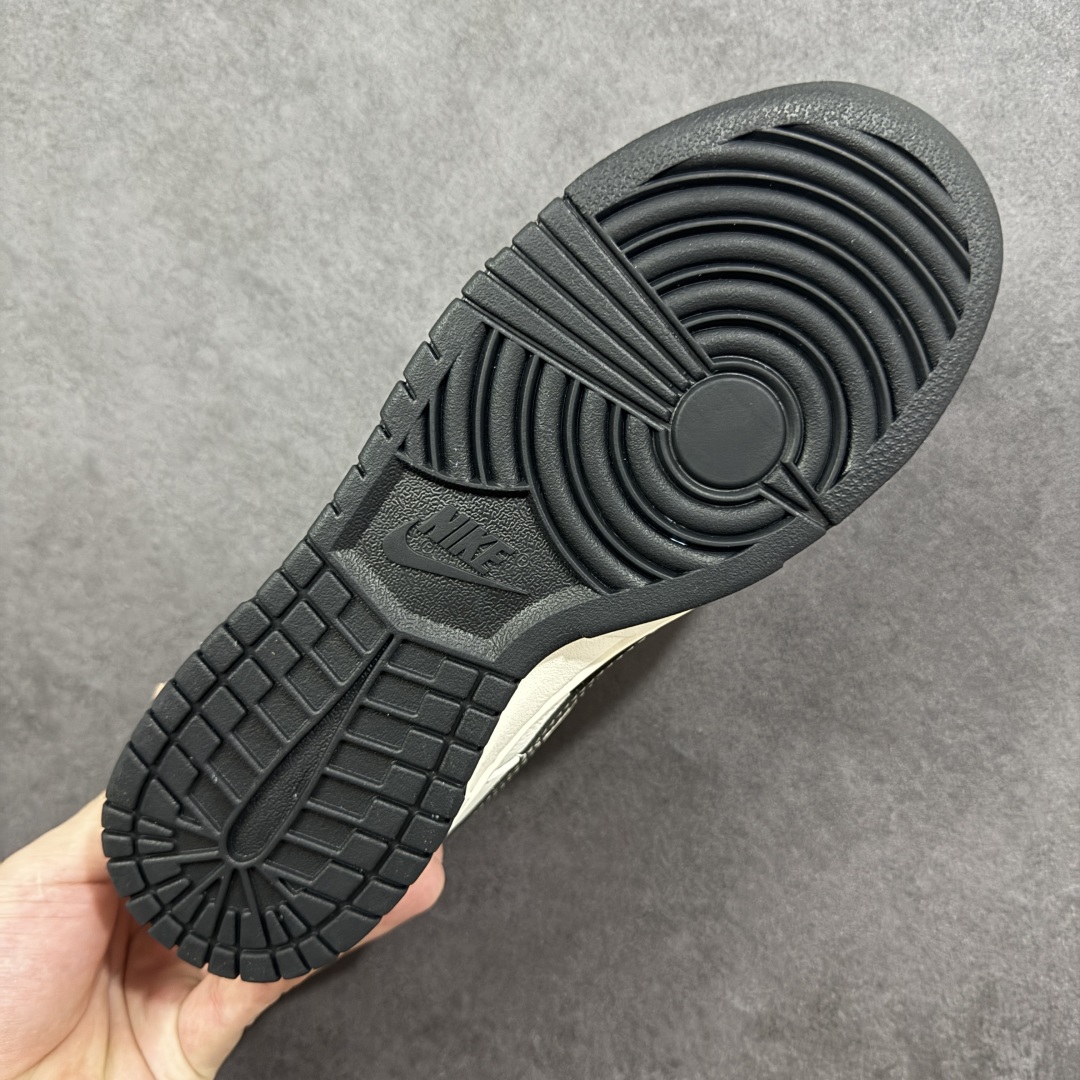 图片[9]-【定制版】The North Face x Nike Dunk SB Low 北面 x 耐克 SB 低帮 米白黑 鞋身整体以米白色皮革打造，搭配米白色框架覆盖层，使鞋款十分百搭；鞋舌上以The North Face字样及品牌Logo呈现，鞋身两侧Swoosh Logo采用黑色点缀，后跟的装饰片辅以黑色皮革制作，鞋舌是网眼布材料，增强透气性，后跟Nike字样以白色缝线妆点，鞋头处侧边迷你Swoosh LLogo黑色点缀，后跟印有The North Face字样，彰显联名身份；最后以米白色中底搭黑色橡胶外底完善整体设计收尾。 货号：XF8698-207 尺码：36 36.5 37.5 38 38.5 39 40 40.5 41 42 42.5 43 44 44.5 45 编码：CCB310320-选品中心