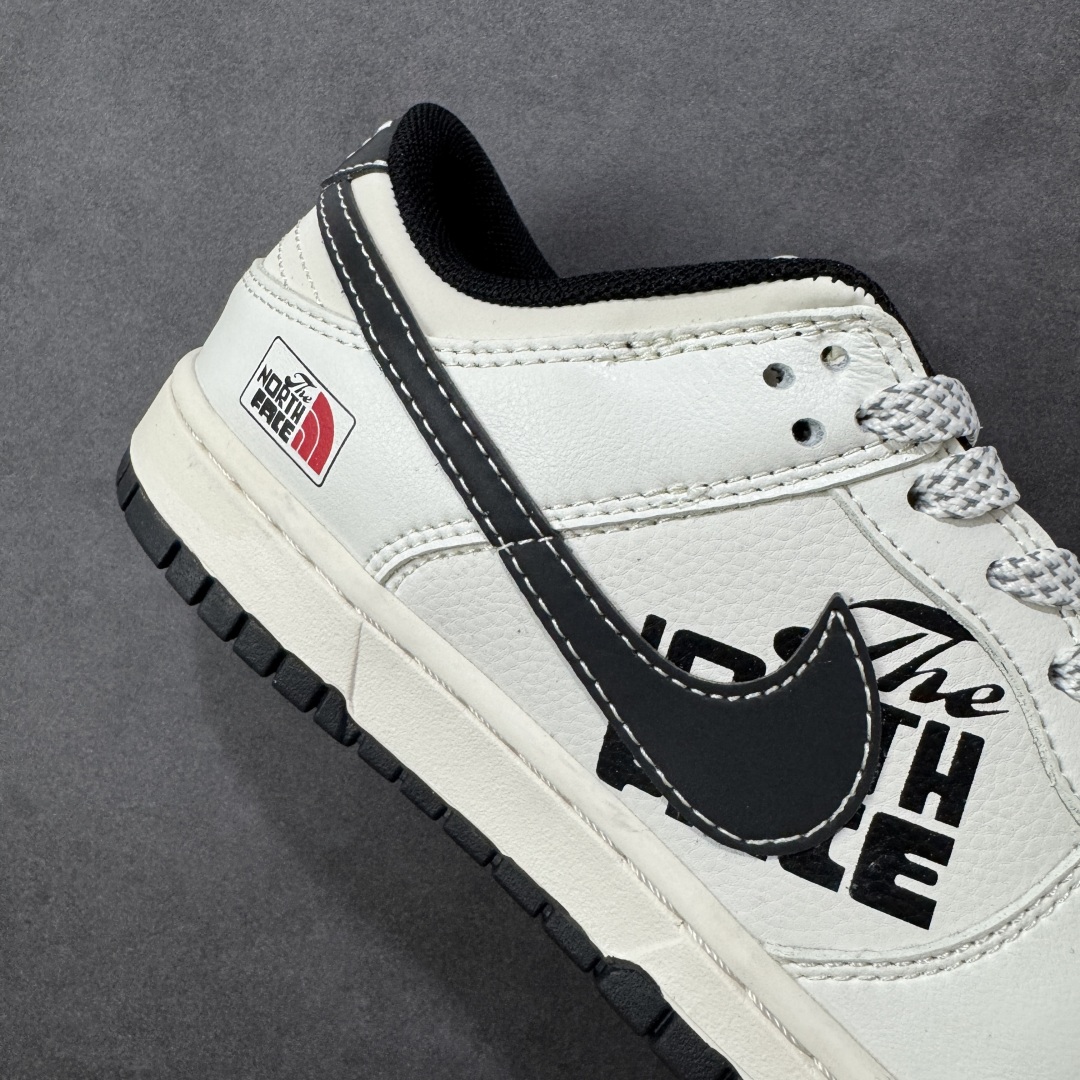 图片[6]-【定制版】The North Face x Nike Dunk SB Low 北面 x 耐克 SB 低帮 米白黑 鞋身整体以米白色皮革打造，搭配米白色框架覆盖层，使鞋款十分百搭；鞋舌上以The North Face字样及品牌Logo呈现，鞋身两侧Swoosh Logo采用黑色点缀，后跟的装饰片辅以黑色皮革制作，鞋舌是网眼布材料，增强透气性，后跟Nike字样以白色缝线妆点，鞋头处侧边迷你Swoosh LLogo黑色点缀，后跟印有The North Face字样，彰显联名身份；最后以米白色中底搭黑色橡胶外底完善整体设计收尾。 货号：XF8698-207 尺码：36 36.5 37.5 38 38.5 39 40 40.5 41 42 42.5 43 44 44.5 45 编码：CCB310320-选品中心