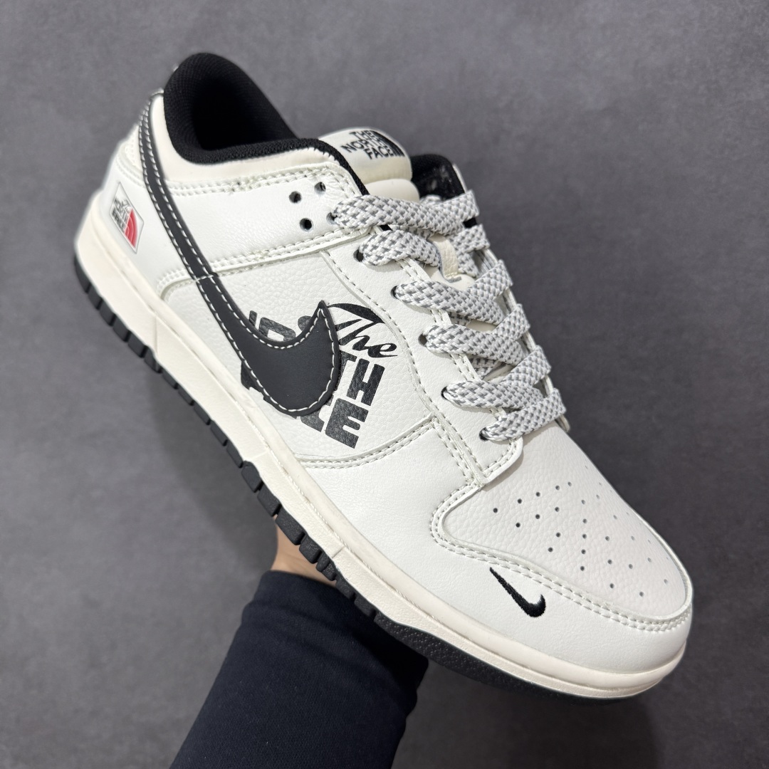 图片[3]-【定制版】The North Face x Nike Dunk SB Low 北面 x 耐克 SB 低帮 米白黑 鞋身整体以米白色皮革打造，搭配米白色框架覆盖层，使鞋款十分百搭；鞋舌上以The North Face字样及品牌Logo呈现，鞋身两侧Swoosh Logo采用黑色点缀，后跟的装饰片辅以黑色皮革制作，鞋舌是网眼布材料，增强透气性，后跟Nike字样以白色缝线妆点，鞋头处侧边迷你Swoosh LLogo黑色点缀，后跟印有The North Face字样，彰显联名身份；最后以米白色中底搭黑色橡胶外底完善整体设计收尾。 货号：XF8698-207 尺码：36 36.5 37.5 38 38.5 39 40 40.5 41 42 42.5 43 44 44.5 45 编码：CCB310320-选品中心