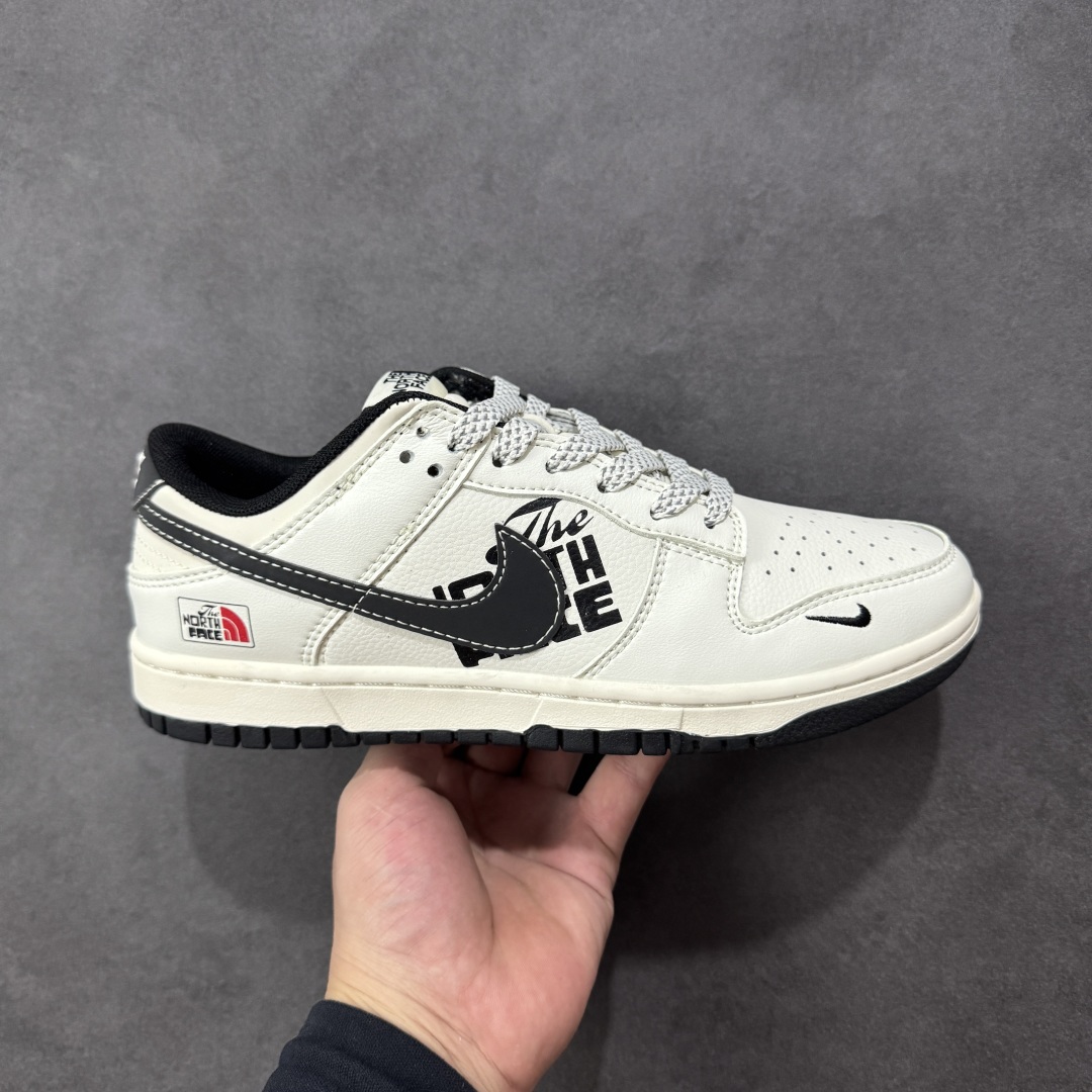 【定制版】The North Face x Nike Dunk SB Low 北面 x 耐克 SB 低帮 米白黑 鞋身整体以米白色皮革打造,搭配米白色框架覆盖层,使鞋款十分百搭;鞋舌上以The North Face字样及品牌Logo呈现,鞋身两侧Swoosh Logo采用黑色点缀,后跟的装饰片辅以黑色皮革制作,鞋舌是网眼布材料,增强透气性,后跟Nike字样以白色缝线妆点,鞋头处侧边迷你Swoosh LLogo黑色点缀,后跟印有The North Face字样,彰显联名身份;最后以米白色中底搭黑色橡胶外底完善整体设计收尾。 货号:XF8698-207 尺码:36 36.5 37.5 38 38.5 39 40 40.5 41 42 42.5 43 44 44.5 45 编码:CCB310320-选品中心
