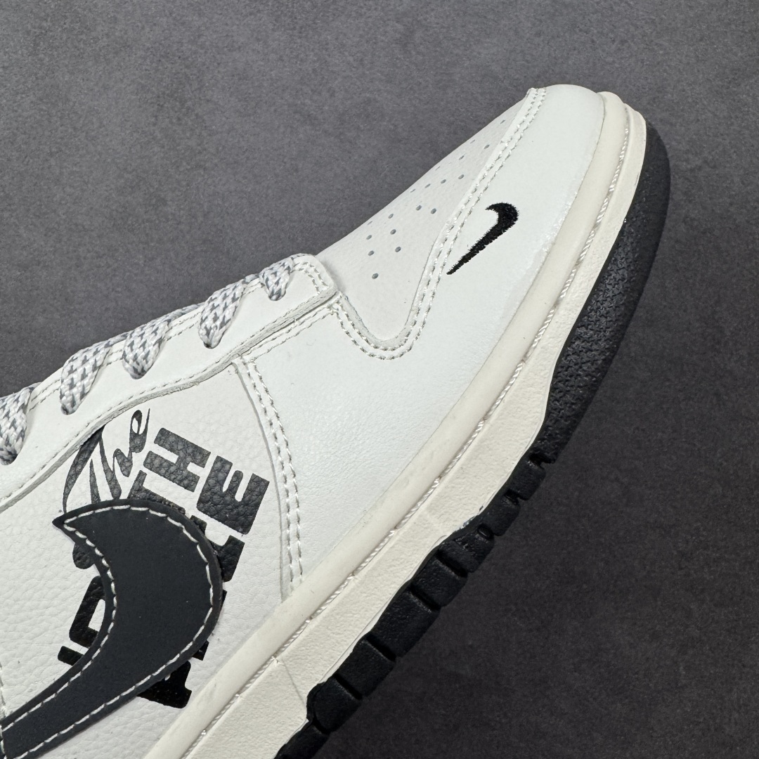 图片[5]-【定制版】The North Face x Nike Dunk SB Low 北面 x 耐克 SB 低帮 米白黑 鞋身整体以米白色皮革打造，搭配米白色框架覆盖层，使鞋款十分百搭；鞋舌上以The North Face字样及品牌Logo呈现，鞋身两侧Swoosh Logo采用黑色点缀，后跟的装饰片辅以黑色皮革制作，鞋舌是网眼布材料，增强透气性，后跟Nike字样以白色缝线妆点，鞋头处侧边迷你Swoosh LLogo黑色点缀，后跟印有The North Face字样，彰显联名身份；最后以米白色中底搭黑色橡胶外底完善整体设计收尾。 货号：XF8698-207 尺码：36 36.5 37.5 38 38.5 39 40 40.5 41 42 42.5 43 44 44.5 45 编码：CCB310320-选品中心