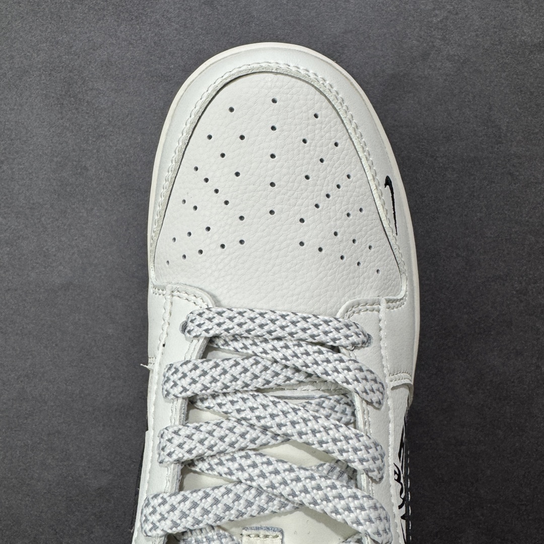 图片[8]-【定制版】The North Face x Nike Dunk SB Low 北面 x 耐克 SB 低帮 米白黑 鞋身整体以米白色皮革打造，搭配米白色框架覆盖层，使鞋款十分百搭；鞋舌上以The North Face字样及品牌Logo呈现，鞋身两侧Swoosh Logo采用黑色点缀，后跟的装饰片辅以黑色皮革制作，鞋舌是网眼布材料，增强透气性，后跟Nike字样以白色缝线妆点，鞋头处侧边迷你Swoosh LLogo黑色点缀，后跟印有The North Face字样，彰显联名身份；最后以米白色中底搭黑色橡胶外底完善整体设计收尾。 货号：XF8698-207 尺码：36 36.5 37.5 38 38.5 39 40 40.5 41 42 42.5 43 44 44.5 45 编码：CCB310320-选品中心