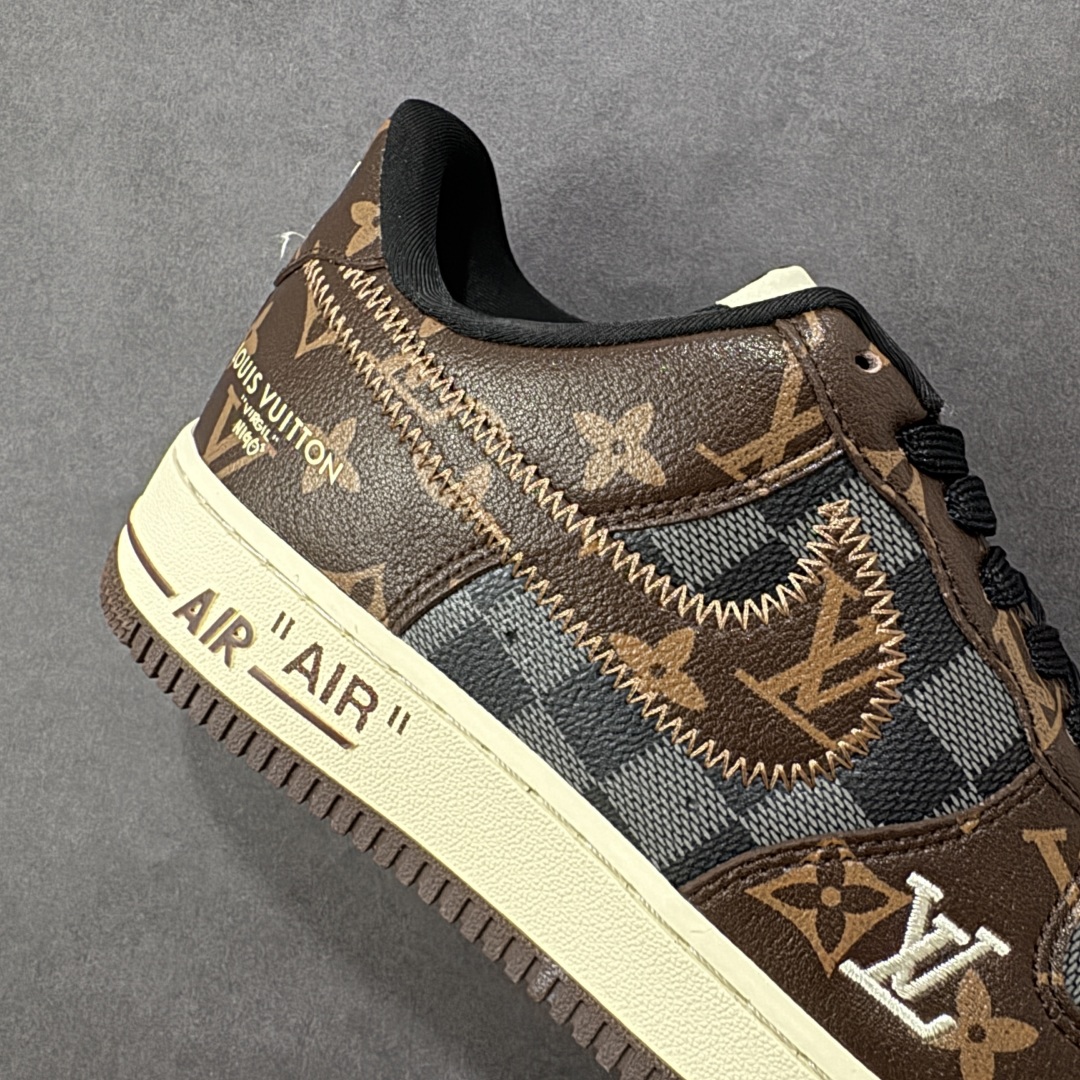 图片[6]-【定制版】Louis Vuitton x Nike Air Force 1 Low 路易威登LV x 耐克 空军一号 低帮 棕黑格子 鞋身整体采用黑色格子打造搭配黑色格子框架覆盖层，设计独特且充满时尚感；鞋身两侧Swoosh Logo采用棕色格子点缀，后跟装饰片使用棕色制作，鞋头处LV字样白色妆点，鞋舌标签上以LV字样呈现，后跟Nike Swoosh Logo及Air辅以白色刺绣妆点，后跟侧方印有Louis Vuitton字样，彰显联名身份；最后以做旧氧化中底搭配棕色橡胶外底完善整体设计收尾。 货号：SC0601-563 尺码：36-45带半码 编码：HXSB310320-选品中心