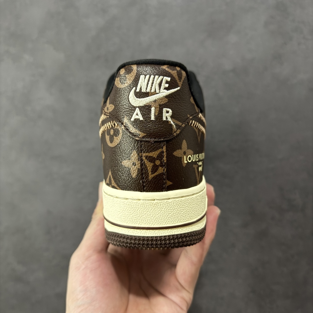 图片[4]-【定制版】Louis Vuitton x Nike Air Force 1 Low 路易威登LV x 耐克 空军一号 低帮 棕黑格子 鞋身整体采用黑色格子打造搭配黑色格子框架覆盖层，设计独特且充满时尚感；鞋身两侧Swoosh Logo采用棕色格子点缀，后跟装饰片使用棕色制作，鞋头处LV字样白色妆点，鞋舌标签上以LV字样呈现，后跟Nike Swoosh Logo及Air辅以白色刺绣妆点，后跟侧方印有Louis Vuitton字样，彰显联名身份；最后以做旧氧化中底搭配棕色橡胶外底完善整体设计收尾。 货号：SC0601-563 尺码：36-45带半码 编码：HXSB310320-选品中心