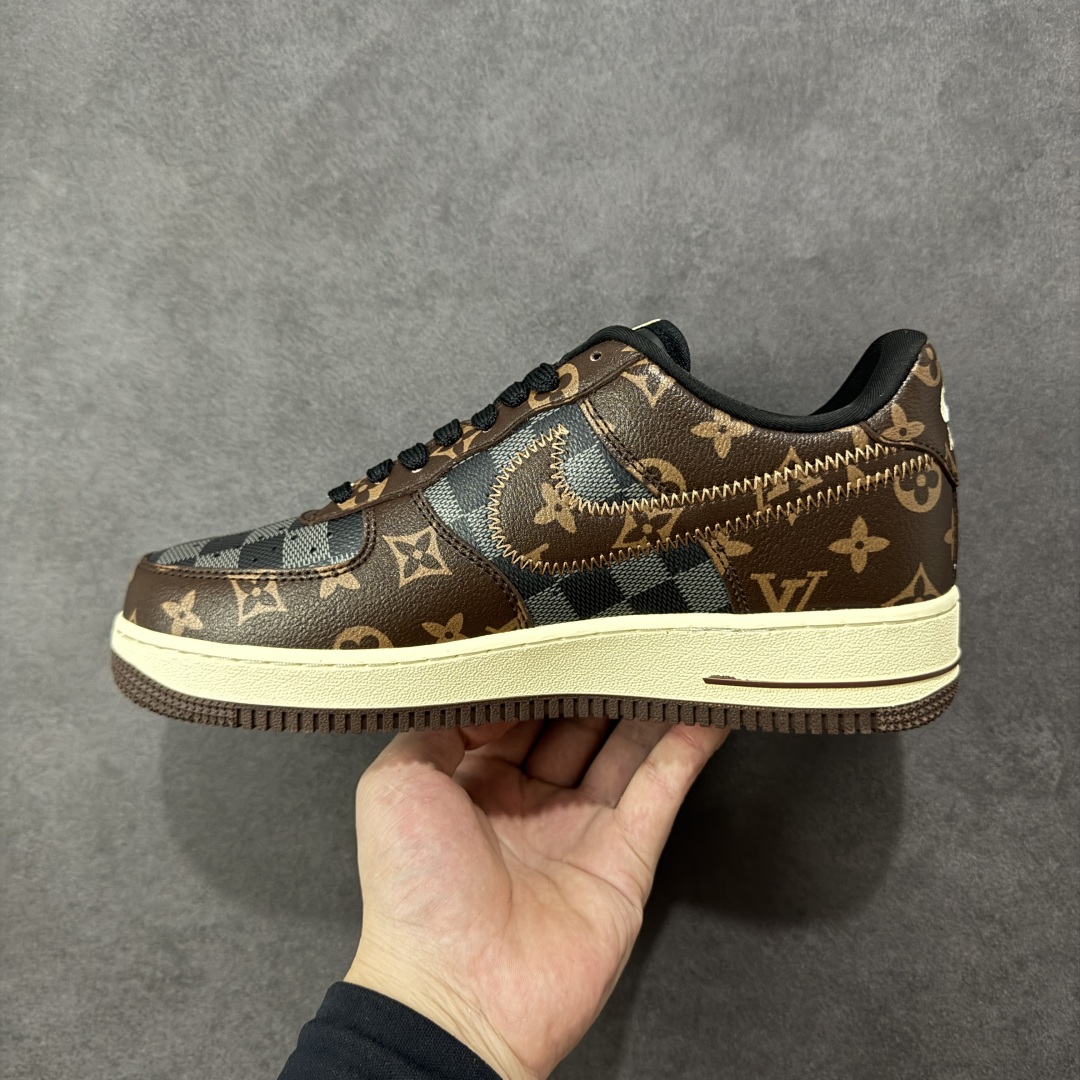 图片[2]-【定制版】Louis Vuitton x Nike Air Force 1 Low 路易威登LV x 耐克 空军一号 低帮 棕黑格子 鞋身整体采用黑色格子打造搭配黑色格子框架覆盖层，设计独特且充满时尚感；鞋身两侧Swoosh Logo采用棕色格子点缀，后跟装饰片使用棕色制作，鞋头处LV字样白色妆点，鞋舌标签上以LV字样呈现，后跟Nike Swoosh Logo及Air辅以白色刺绣妆点，后跟侧方印有Louis Vuitton字样，彰显联名身份；最后以做旧氧化中底搭配棕色橡胶外底完善整体设计收尾。 货号：SC0601-563 尺码：36-45带半码 编码：HXSB310320-选品中心