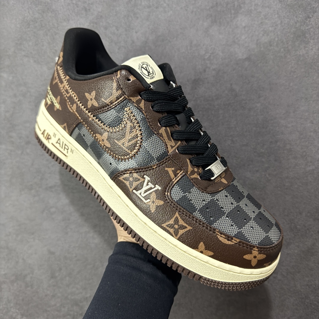 图片[3]-【定制版】Louis Vuitton x Nike Air Force 1 Low 路易威登LV x 耐克 空军一号 低帮 棕黑格子 鞋身整体采用黑色格子打造搭配黑色格子框架覆盖层，设计独特且充满时尚感；鞋身两侧Swoosh Logo采用棕色格子点缀，后跟装饰片使用棕色制作，鞋头处LV字样白色妆点，鞋舌标签上以LV字样呈现，后跟Nike Swoosh Logo及Air辅以白色刺绣妆点，后跟侧方印有Louis Vuitton字样，彰显联名身份；最后以做旧氧化中底搭配棕色橡胶外底完善整体设计收尾。 货号：SC0601-563 尺码：36-45带半码 编码：HXSB310320-选品中心