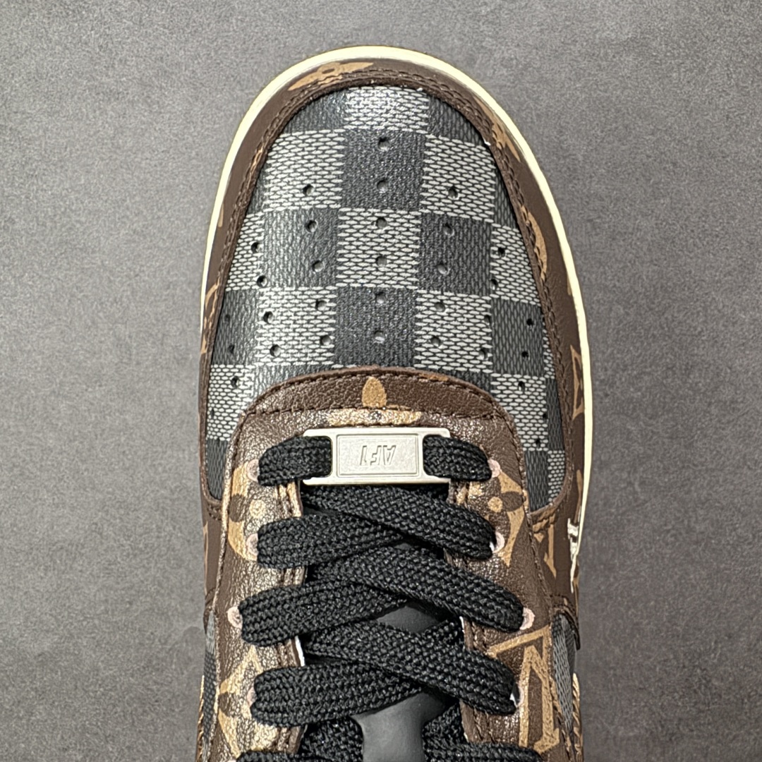 图片[8]-【定制版】Louis Vuitton x Nike Air Force 1 Low 路易威登LV x 耐克 空军一号 低帮 棕黑格子 鞋身整体采用黑色格子打造搭配黑色格子框架覆盖层，设计独特且充满时尚感；鞋身两侧Swoosh Logo采用棕色格子点缀，后跟装饰片使用棕色制作，鞋头处LV字样白色妆点，鞋舌标签上以LV字样呈现，后跟Nike Swoosh Logo及Air辅以白色刺绣妆点，后跟侧方印有Louis Vuitton字样，彰显联名身份；最后以做旧氧化中底搭配棕色橡胶外底完善整体设计收尾。 货号：SC0601-563 尺码：36-45带半码 编码：HXSB310320-选品中心