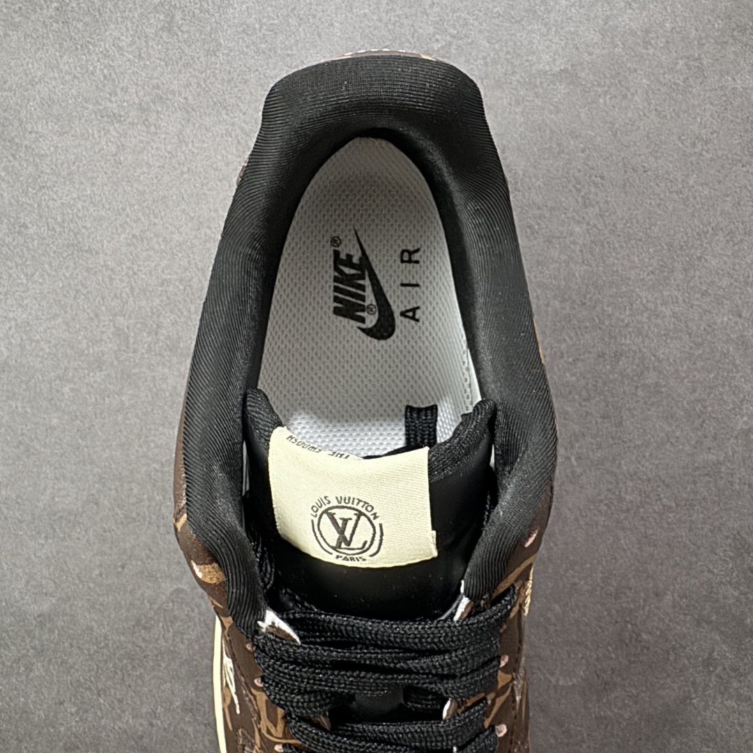 图片[7]-【定制版】Louis Vuitton x Nike Air Force 1 Low 路易威登LV x 耐克 空军一号 低帮 棕黑格子 鞋身整体采用黑色格子打造搭配黑色格子框架覆盖层，设计独特且充满时尚感；鞋身两侧Swoosh Logo采用棕色格子点缀，后跟装饰片使用棕色制作，鞋头处LV字样白色妆点，鞋舌标签上以LV字样呈现，后跟Nike Swoosh Logo及Air辅以白色刺绣妆点，后跟侧方印有Louis Vuitton字样，彰显联名身份；最后以做旧氧化中底搭配棕色橡胶外底完善整体设计收尾。 货号：SC0601-563 尺码：36-45带半码 编码：HXSB310320-选品中心