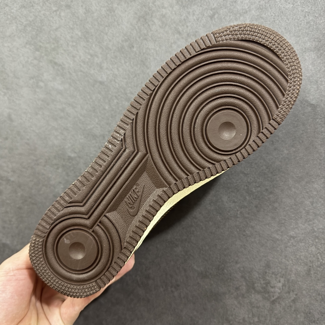 图片[9]-【定制版】Louis Vuitton x Nike Air Force 1 Low 路易威登LV x 耐克 空军一号 低帮 棕黑格子 鞋身整体采用黑色格子打造搭配黑色格子框架覆盖层，设计独特且充满时尚感；鞋身两侧Swoosh Logo采用棕色格子点缀，后跟装饰片使用棕色制作，鞋头处LV字样白色妆点，鞋舌标签上以LV字样呈现，后跟Nike Swoosh Logo及Air辅以白色刺绣妆点，后跟侧方印有Louis Vuitton字样，彰显联名身份；最后以做旧氧化中底搭配棕色橡胶外底完善整体设计收尾。 货号：SC0601-563 尺码：36-45带半码 编码：HXSB310320-选品中心