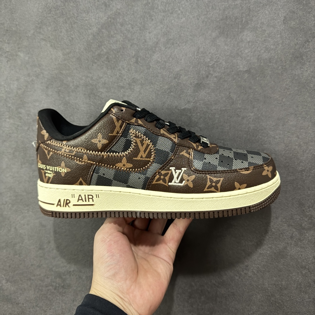 【定制版】Louis Vuitton x Nike Air Force 1 Low 路易威登LV x 耐克 空军一号 低帮 棕黑格子 鞋身整体采用黑色格子打造搭配黑色格子框架覆盖层,设计独特且充满时尚感;鞋身两侧Swoosh Logo采用棕色格子点缀,后跟装饰片使用棕色制作,鞋头处LV字样白色妆点,鞋舌标签上以LV字样呈现,后跟Nike Swoosh Logo及Air辅以白色刺绣妆点,后跟侧方印有Louis Vuitton字样,彰显联名身份;最后以做旧氧化中底搭配棕色橡胶外底完善整体设计收尾。 货号:SC0601-563 尺码:36-45带半码 编码:HXSB310320-选品中心