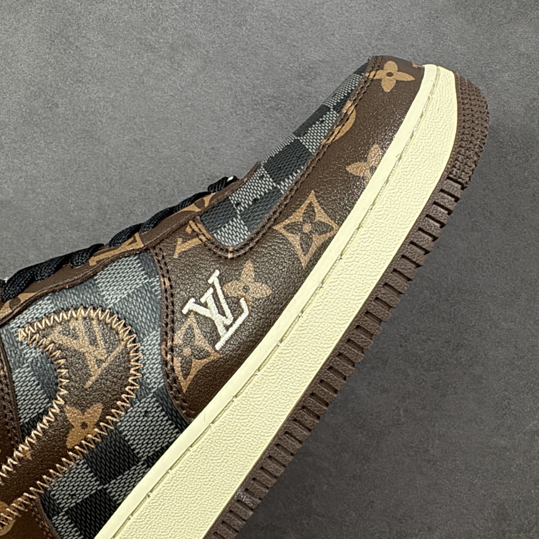图片[5]-【定制版】Louis Vuitton x Nike Air Force 1 Low 路易威登LV x 耐克 空军一号 低帮 棕黑格子 鞋身整体采用黑色格子打造搭配黑色格子框架覆盖层，设计独特且充满时尚感；鞋身两侧Swoosh Logo采用棕色格子点缀，后跟装饰片使用棕色制作，鞋头处LV字样白色妆点，鞋舌标签上以LV字样呈现，后跟Nike Swoosh Logo及Air辅以白色刺绣妆点，后跟侧方印有Louis Vuitton字样，彰显联名身份；最后以做旧氧化中底搭配棕色橡胶外底完善整体设计收尾。 货号：SC0601-563 尺码：36-45带半码 编码：HXSB310320-选品中心