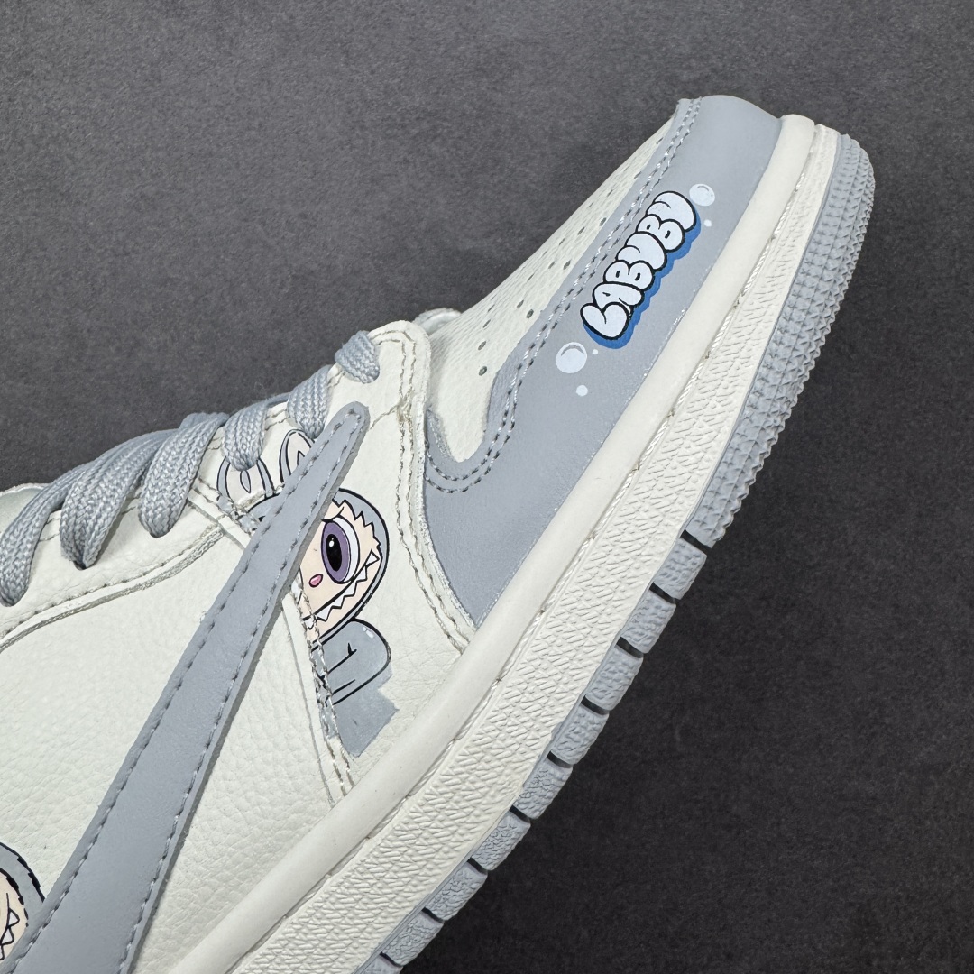 图片[5]-【定制版】Labubu x Travis Scott x Air Jordan 1 Low 拉布布 x AJ1 低帮 梦幻灰白倒钩 AJ1 乔丹1代 aj1 乔1 低邦 灰白倒勾 乔丹篮球鞋系列 鞋身整体以米白色为底搭配灰色框架覆盖层，标志性的反钩Swoosh Logo采用灰色呈现，内侧也辅以灰色Swoosh Logo点缀，鞋舌等多处TS标志性元素均得以保留；鞋舌上以Labubu字样呈现，鞋头处Labubu字样白色点缀，后跟的Jack厂牌标志以及Wings Logo均采用白色缝线打造，后跟印有拉布布字样，彰显联名身份；最后以米白色中底搭配灰色橡胶外底完善整体设计收尾。 货号：JW1188-163 尺码：36 36.5 37.5 38 38.5 39 40 40.5 41 42 42.5 43 44 44.5 45 编码：HXSB330340-选品中心