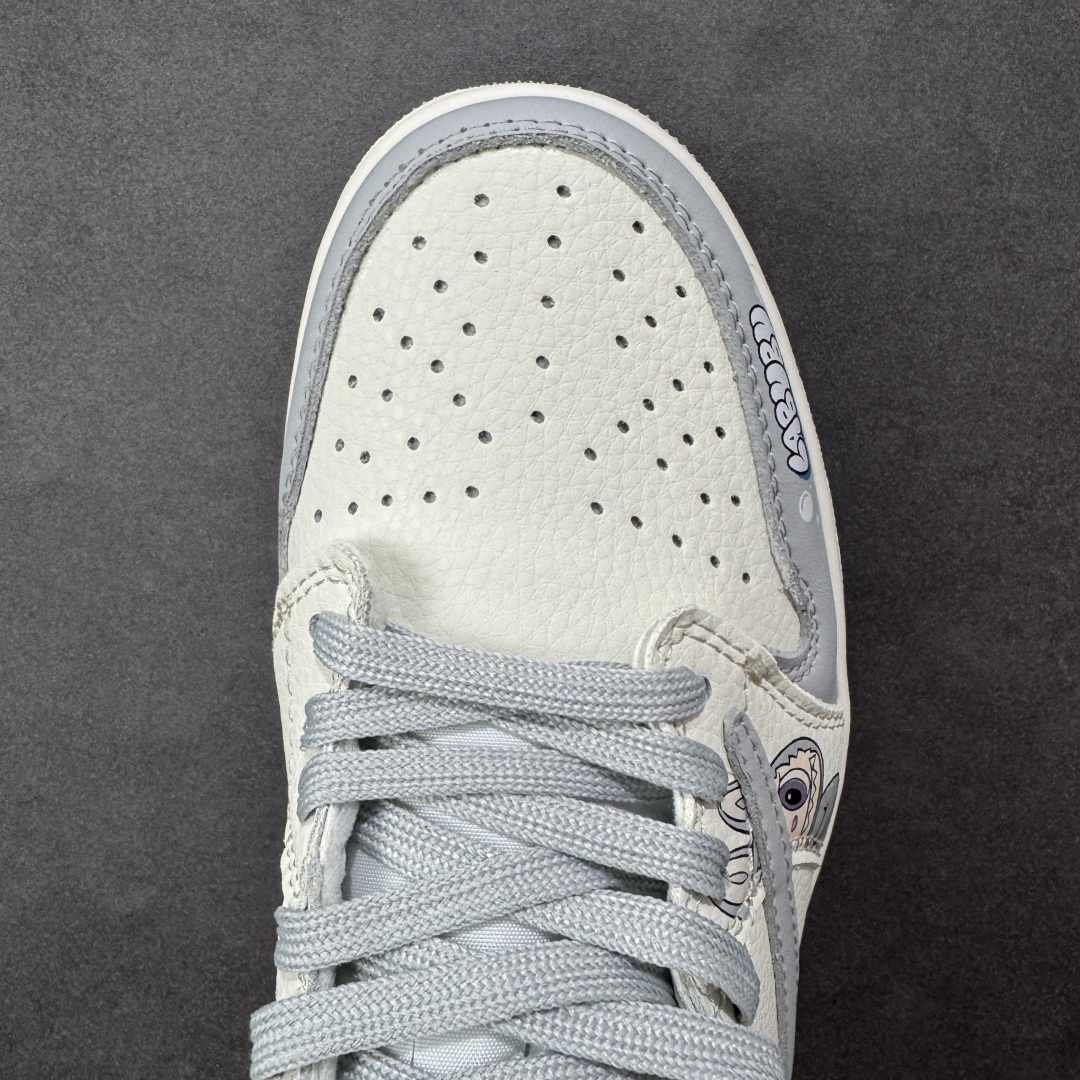 图片[8]-【定制版】Labubu x Travis Scott x Air Jordan 1 Low 拉布布 x AJ1 低帮 梦幻灰白倒钩 AJ1 乔丹1代 aj1 乔1 低邦 灰白倒勾 乔丹篮球鞋系列 鞋身整体以米白色为底搭配灰色框架覆盖层，标志性的反钩Swoosh Logo采用灰色呈现，内侧也辅以灰色Swoosh Logo点缀，鞋舌等多处TS标志性元素均得以保留；鞋舌上以Labubu字样呈现，鞋头处Labubu字样白色点缀，后跟的Jack厂牌标志以及Wings Logo均采用白色缝线打造，后跟印有拉布布字样，彰显联名身份；最后以米白色中底搭配灰色橡胶外底完善整体设计收尾。 货号：JW1188-163 尺码：36 36.5 37.5 38 38.5 39 40 40.5 41 42 42.5 43 44 44.5 45 编码：HXSB330340-选品中心