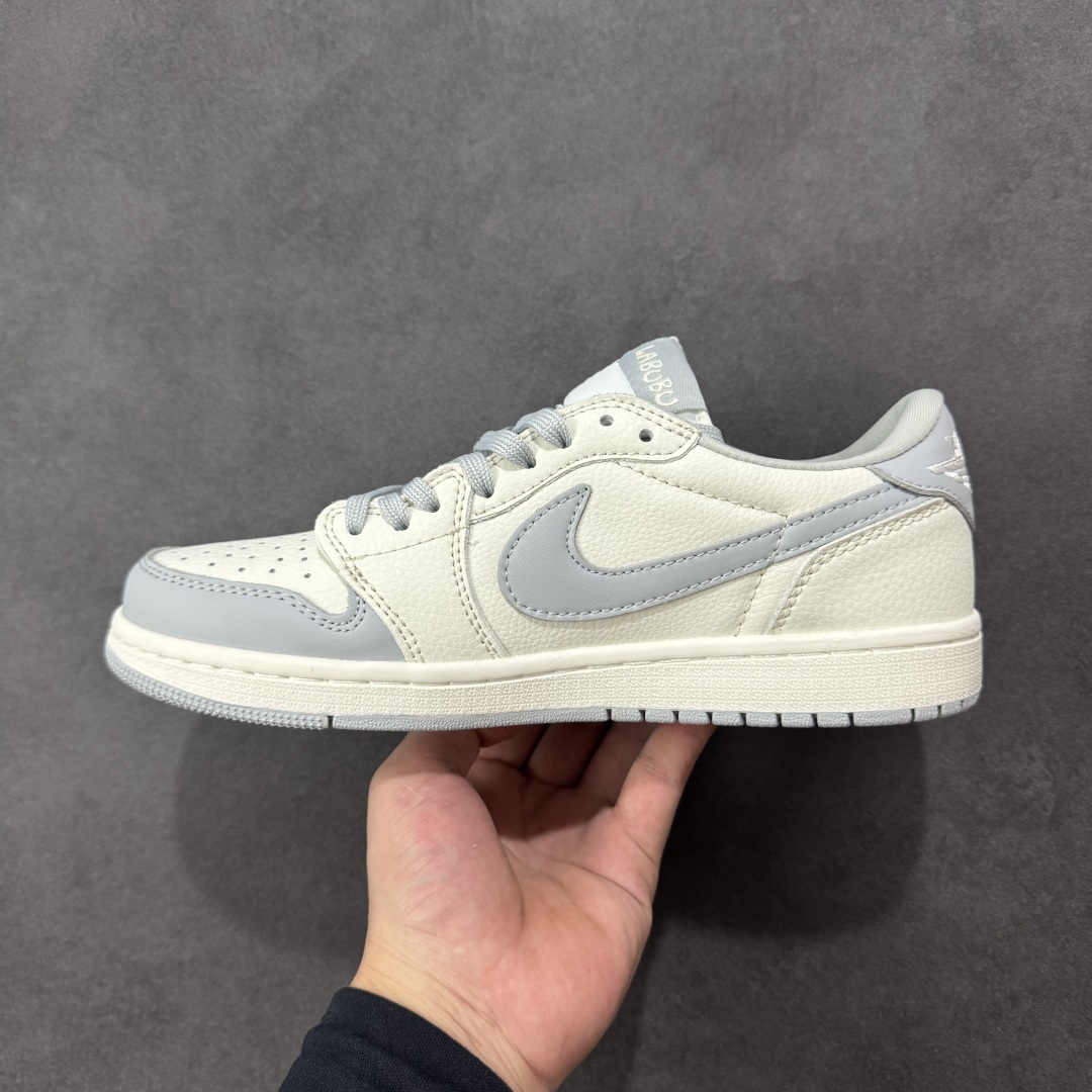 图片[2]-【定制版】Labubu x Travis Scott x Air Jordan 1 Low 拉布布 x AJ1 低帮 梦幻灰白倒钩 AJ1 乔丹1代 aj1 乔1 低邦 灰白倒勾 乔丹篮球鞋系列 鞋身整体以米白色为底搭配灰色框架覆盖层，标志性的反钩Swoosh Logo采用灰色呈现，内侧也辅以灰色Swoosh Logo点缀，鞋舌等多处TS标志性元素均得以保留；鞋舌上以Labubu字样呈现，鞋头处Labubu字样白色点缀，后跟的Jack厂牌标志以及Wings Logo均采用白色缝线打造，后跟印有拉布布字样，彰显联名身份；最后以米白色中底搭配灰色橡胶外底完善整体设计收尾。 货号：JW1188-163 尺码：36 36.5 37.5 38 38.5 39 40 40.5 41 42 42.5 43 44 44.5 45 编码：HXSB330340-选品中心
