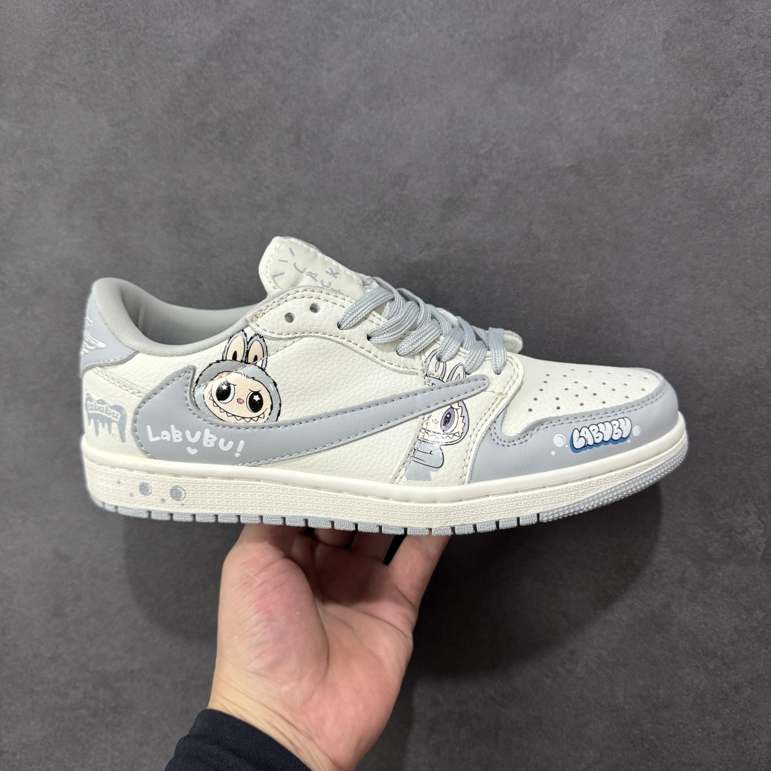 【定制版】Labubu x Travis Scott x Air Jordan 1 Low 拉布布 x AJ1 低帮 梦幻灰白倒钩 AJ1 乔丹1代 aj1 乔1 低邦 灰白倒勾 乔丹篮球鞋系列 鞋身整体以米白色为底搭配灰色框架覆盖层,标志性的反钩Swoosh Logo采用灰色呈现,内侧也辅以灰色Swoosh Logo点缀,鞋舌等多处TS标志性元素均得以保留;鞋舌上以Labubu字样呈现,鞋头处Labubu字样白色点缀,后跟的Jack厂牌标志以及Wings Logo均采用白色缝线打造,后跟印有拉布布字样,彰显联名身份;最后以米白色中底搭配灰色橡胶外底完善整体设计收尾。 货号:JW1188-163 尺码:36 36.5 37.5 38 38.5 39 40 40.5 41 42 42.5 43 44 44.5 45 编码:HXSB330340-选品中心