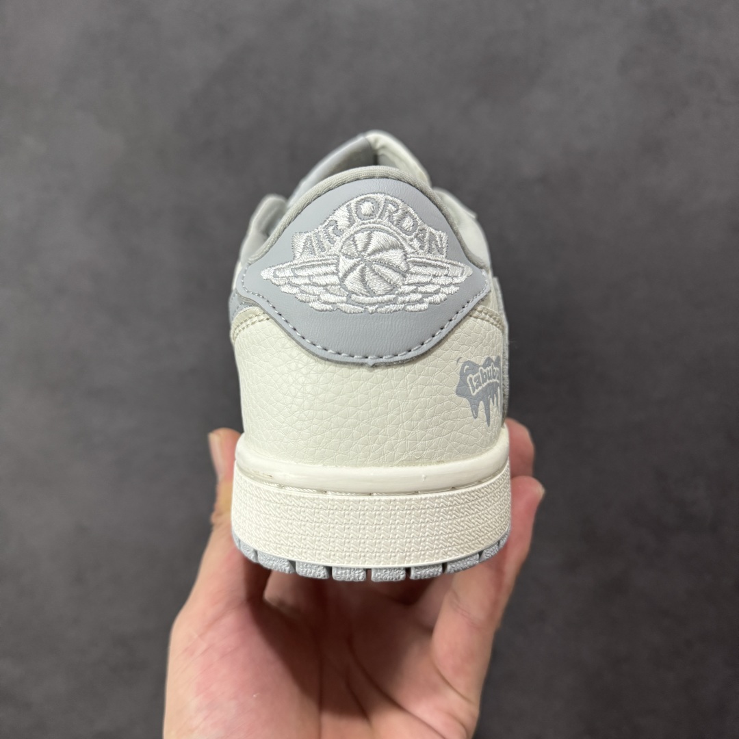 图片[4]-【定制版】Labubu x Travis Scott x Air Jordan 1 Low 拉布布 x AJ1 低帮 梦幻灰白倒钩 AJ1 乔丹1代 aj1 乔1 低邦 灰白倒勾 乔丹篮球鞋系列 鞋身整体以米白色为底搭配灰色框架覆盖层，标志性的反钩Swoosh Logo采用灰色呈现，内侧也辅以灰色Swoosh Logo点缀，鞋舌等多处TS标志性元素均得以保留；鞋舌上以Labubu字样呈现，鞋头处Labubu字样白色点缀，后跟的Jack厂牌标志以及Wings Logo均采用白色缝线打造，后跟印有拉布布字样，彰显联名身份；最后以米白色中底搭配灰色橡胶外底完善整体设计收尾。 货号：JW1188-163 尺码：36 36.5 37.5 38 38.5 39 40 40.5 41 42 42.5 43 44 44.5 45 编码：HXSB330340-选品中心