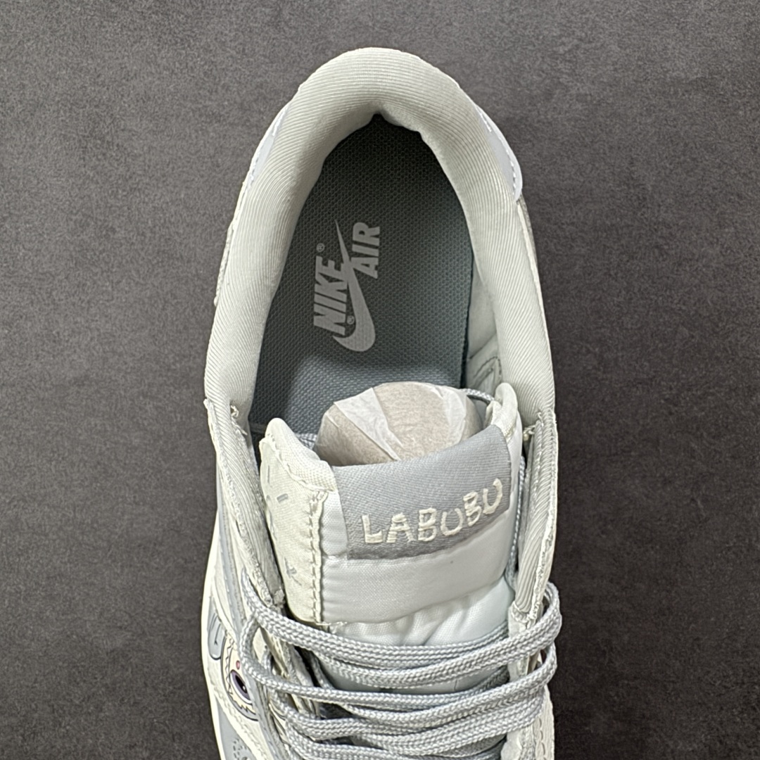 图片[7]-【定制版】Labubu x Travis Scott x Air Jordan 1 Low 拉布布 x AJ1 低帮 梦幻灰白倒钩 AJ1 乔丹1代 aj1 乔1 低邦 灰白倒勾 乔丹篮球鞋系列 鞋身整体以米白色为底搭配灰色框架覆盖层，标志性的反钩Swoosh Logo采用灰色呈现，内侧也辅以灰色Swoosh Logo点缀，鞋舌等多处TS标志性元素均得以保留；鞋舌上以Labubu字样呈现，鞋头处Labubu字样白色点缀，后跟的Jack厂牌标志以及Wings Logo均采用白色缝线打造，后跟印有拉布布字样，彰显联名身份；最后以米白色中底搭配灰色橡胶外底完善整体设计收尾。 货号：JW1188-163 尺码：36 36.5 37.5 38 38.5 39 40 40.5 41 42 42.5 43 44 44.5 45 编码：HXSB330340-选品中心