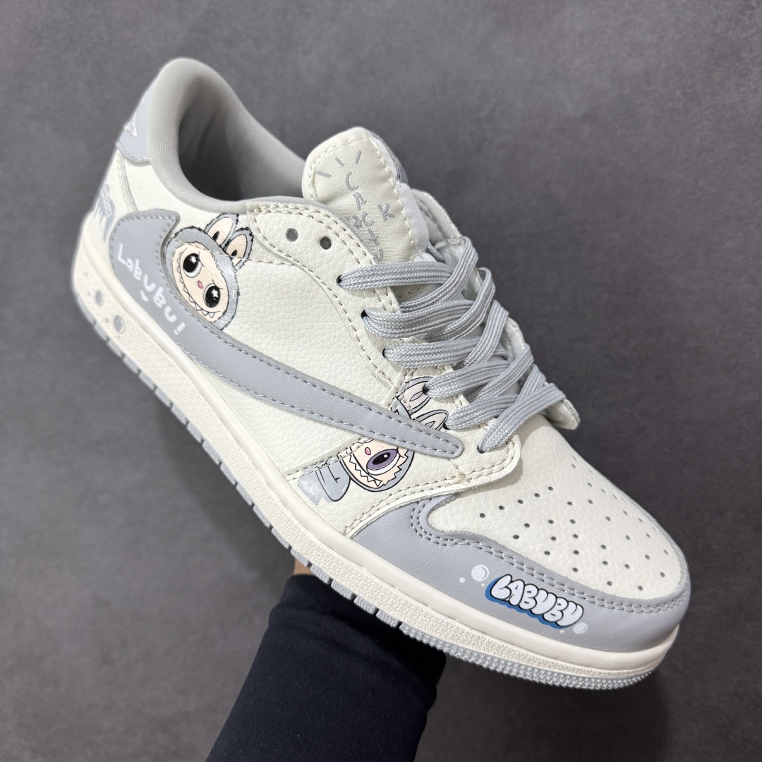 图片[3]-【定制版】Labubu x Travis Scott x Air Jordan 1 Low 拉布布 x AJ1 低帮 梦幻灰白倒钩 AJ1 乔丹1代 aj1 乔1 低邦 灰白倒勾 乔丹篮球鞋系列 鞋身整体以米白色为底搭配灰色框架覆盖层，标志性的反钩Swoosh Logo采用灰色呈现，内侧也辅以灰色Swoosh Logo点缀，鞋舌等多处TS标志性元素均得以保留；鞋舌上以Labubu字样呈现，鞋头处Labubu字样白色点缀，后跟的Jack厂牌标志以及Wings Logo均采用白色缝线打造，后跟印有拉布布字样，彰显联名身份；最后以米白色中底搭配灰色橡胶外底完善整体设计收尾。 货号：JW1188-163 尺码：36 36.5 37.5 38 38.5 39 40 40.5 41 42 42.5 43 44 44.5 45 编码：HXSB330340-选品中心