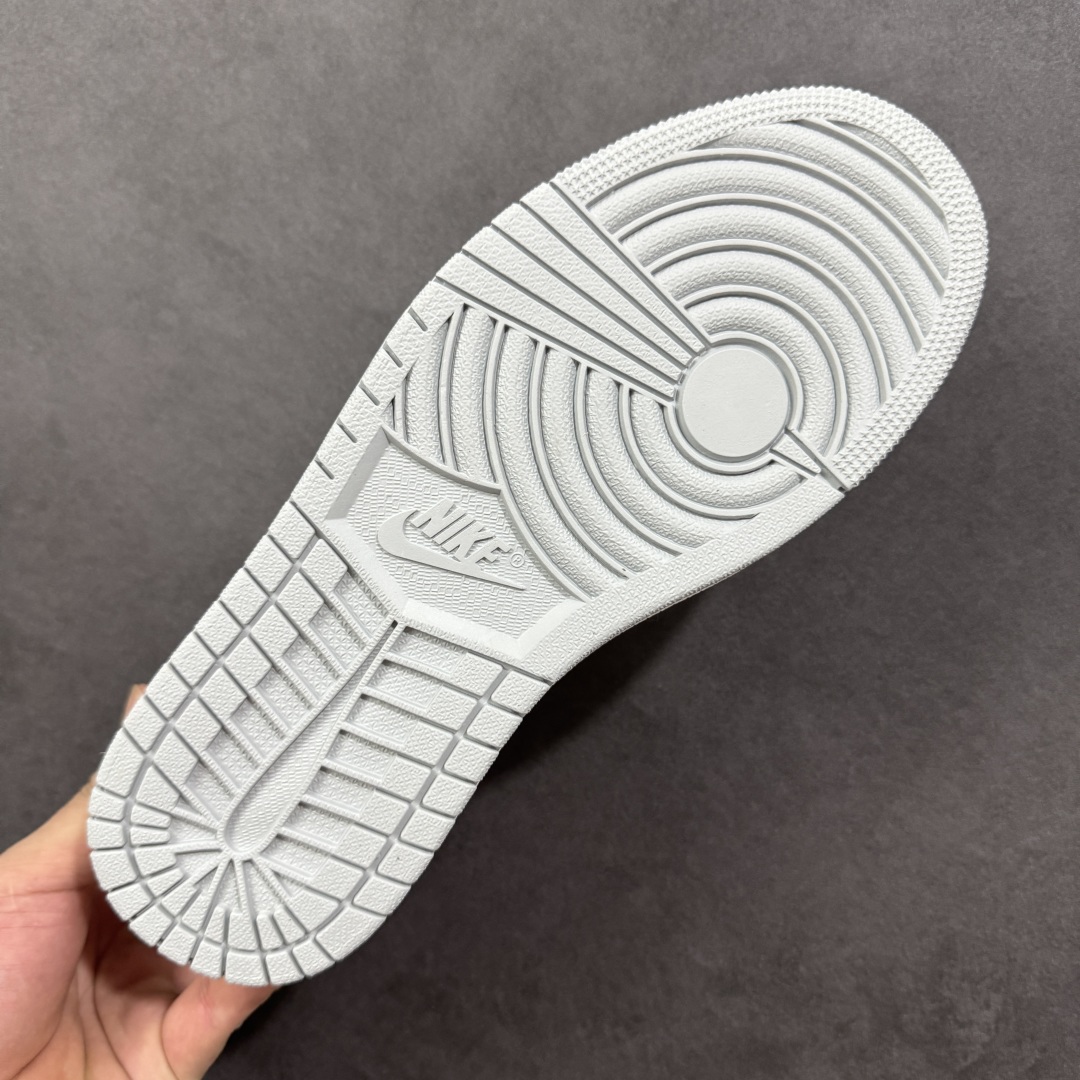 图片[9]-【定制版】Labubu x Travis Scott x Air Jordan 1 Low 拉布布 x AJ1 低帮 梦幻灰白倒钩 AJ1 乔丹1代 aj1 乔1 低邦 灰白倒勾 乔丹篮球鞋系列 鞋身整体以米白色为底搭配灰色框架覆盖层，标志性的反钩Swoosh Logo采用灰色呈现，内侧也辅以灰色Swoosh Logo点缀，鞋舌等多处TS标志性元素均得以保留；鞋舌上以Labubu字样呈现，鞋头处Labubu字样白色点缀，后跟的Jack厂牌标志以及Wings Logo均采用白色缝线打造，后跟印有拉布布字样，彰显联名身份；最后以米白色中底搭配灰色橡胶外底完善整体设计收尾。 货号：JW1188-163 尺码：36 36.5 37.5 38 38.5 39 40 40.5 41 42 42.5 43 44 44.5 45 编码：HXSB330340-选品中心