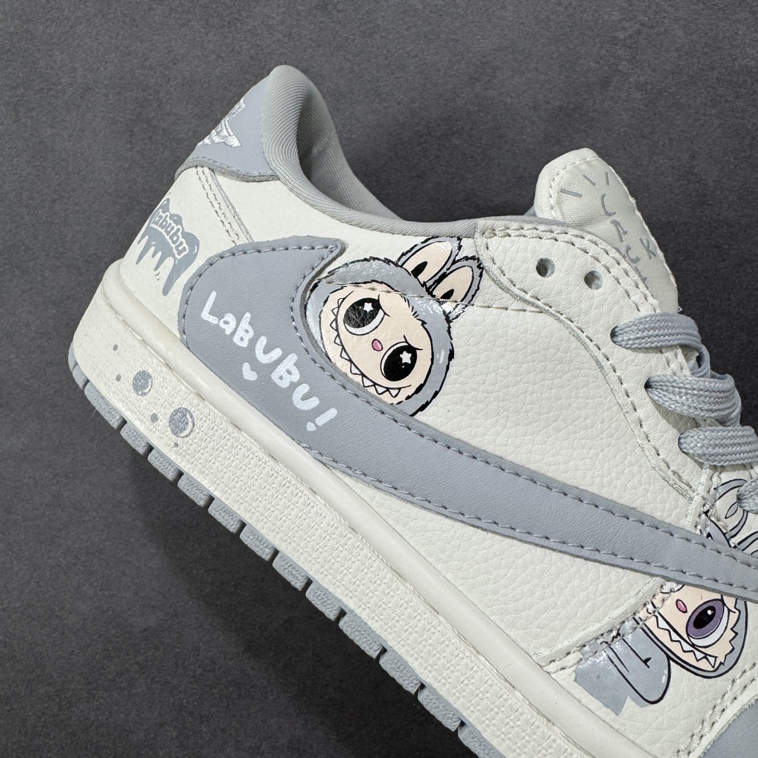 图片[6]-【定制版】Labubu x Travis Scott x Air Jordan 1 Low 拉布布 x AJ1 低帮 梦幻灰白倒钩 AJ1 乔丹1代 aj1 乔1 低邦 灰白倒勾 乔丹篮球鞋系列 鞋身整体以米白色为底搭配灰色框架覆盖层，标志性的反钩Swoosh Logo采用灰色呈现，内侧也辅以灰色Swoosh Logo点缀，鞋舌等多处TS标志性元素均得以保留；鞋舌上以Labubu字样呈现，鞋头处Labubu字样白色点缀，后跟的Jack厂牌标志以及Wings Logo均采用白色缝线打造，后跟印有拉布布字样，彰显联名身份；最后以米白色中底搭配灰色橡胶外底完善整体设计收尾。 货号：JW1188-163 尺码：36 36.5 37.5 38 38.5 39 40 40.5 41 42 42.5 43 44 44.5 45 编码：HXSB330340-选品中心