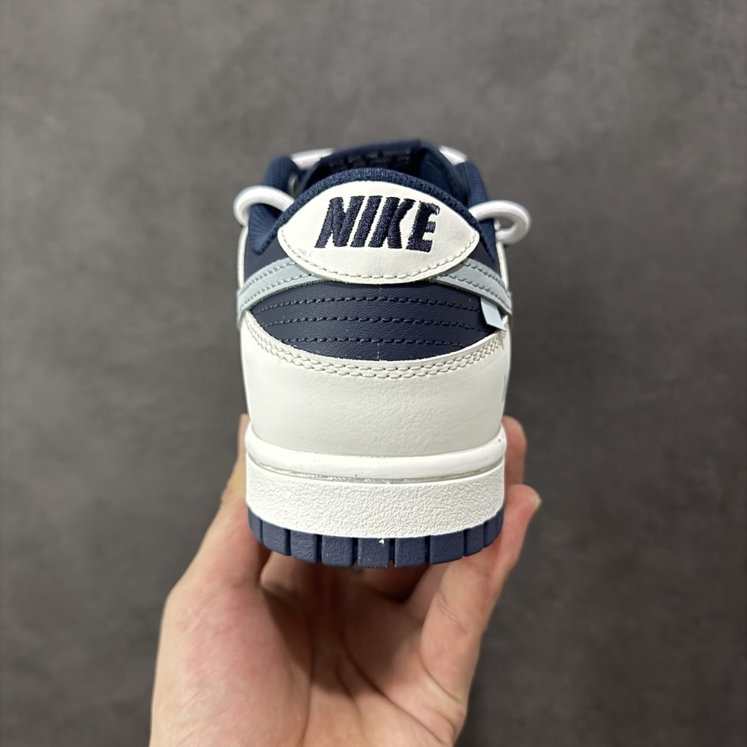 图片[4]-【YC纯原】NK Dunk Low 北屿 WB0512-086 当纯白沙滩遇见深海之境，演绎低饱和碰撞高级街头美学。鞋面如北屿沙岸般细腻温润，深海蓝覆层似潮汐漫过礁石，灰蓝Swoosh如雾霭掠过海平面，低调却不失细节「WELLDONE」标识侧畔点睛，海军蓝鞋带系统与鞋舌标签呼应，赋予整体穿搭深海般的沉稳张力。定制系列天花板 无原鞋不开发 全系列得物原鞋一比一校对开发 配色持续更新中 终端对接 优势输出 全套原厂楦头原纸板数据档案倾力打造 原汁原味莞产 极致还原 圈内最强针车工艺 高端零售指定版 广东原厂配套原盒原标 鞋盒分三个尺码段 原厂冲刀 超高清洁度 全鞋零毛边皮料切割 采用原厂百宏鞋带以及原厂百宏织唛舌标 内标可供原厂几率过验 进口原装条纹中底布 四线拉帮白色点胶 原厂拉帮手法遵循公司 原厂电绣 极致还原 尺码：40 40.5 41 42 42.5 43 44 44.5 45 46-选品中心