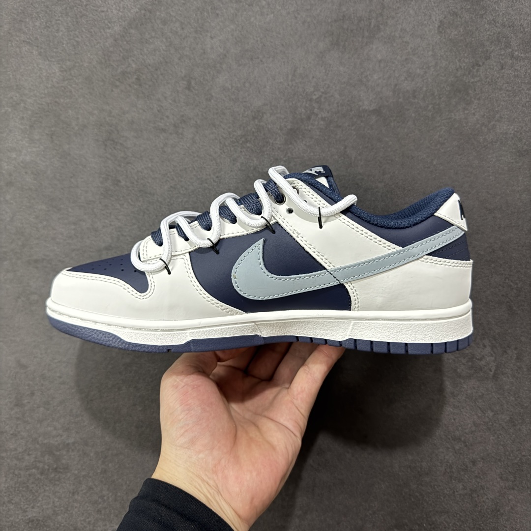 图片[2]-【YC纯原】NK Dunk Low 北屿 WB0512-086 当纯白沙滩遇见深海之境，演绎低饱和碰撞高级街头美学。鞋面如北屿沙岸般细腻温润，深海蓝覆层似潮汐漫过礁石，灰蓝Swoosh如雾霭掠过海平面，低调却不失细节「WELLDONE」标识侧畔点睛，海军蓝鞋带系统与鞋舌标签呼应，赋予整体穿搭深海般的沉稳张力。定制系列天花板 无原鞋不开发 全系列得物原鞋一比一校对开发 配色持续更新中 终端对接 优势输出 全套原厂楦头原纸板数据档案倾力打造 原汁原味莞产 极致还原 圈内最强针车工艺 高端零售指定版 广东原厂配套原盒原标 鞋盒分三个尺码段 原厂冲刀 超高清洁度 全鞋零毛边皮料切割 采用原厂百宏鞋带以及原厂百宏织唛舌标 内标可供原厂几率过验 进口原装条纹中底布 四线拉帮白色点胶 原厂拉帮手法遵循公司 原厂电绣 极致还原 尺码：40 40.5 41 42 42.5 43 44 44.5 45 46-选品中心