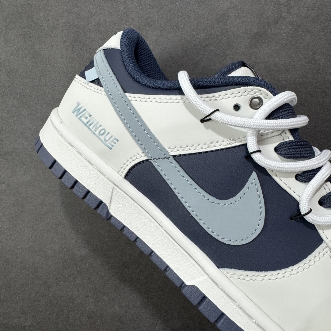 图片[6]-【YC纯原】NK Dunk Low 北屿 WB0512-086 当纯白沙滩遇见深海之境，演绎低饱和碰撞高级街头美学。鞋面如北屿沙岸般细腻温润，深海蓝覆层似潮汐漫过礁石，灰蓝Swoosh如雾霭掠过海平面，低调却不失细节「WELLDONE」标识侧畔点睛，海军蓝鞋带系统与鞋舌标签呼应，赋予整体穿搭深海般的沉稳张力。定制系列天花板 无原鞋不开发 全系列得物原鞋一比一校对开发 配色持续更新中 终端对接 优势输出 全套原厂楦头原纸板数据档案倾力打造 原汁原味莞产 极致还原 圈内最强针车工艺 高端零售指定版 广东原厂配套原盒原标 鞋盒分三个尺码段 原厂冲刀 超高清洁度 全鞋零毛边皮料切割 采用原厂百宏鞋带以及原厂百宏织唛舌标 内标可供原厂几率过验 进口原装条纹中底布 四线拉帮白色点胶 原厂拉帮手法遵循公司 原厂电绣 极致还原 尺码：40 40.5 41 42 42.5 43 44 44.5 45 46-选品中心