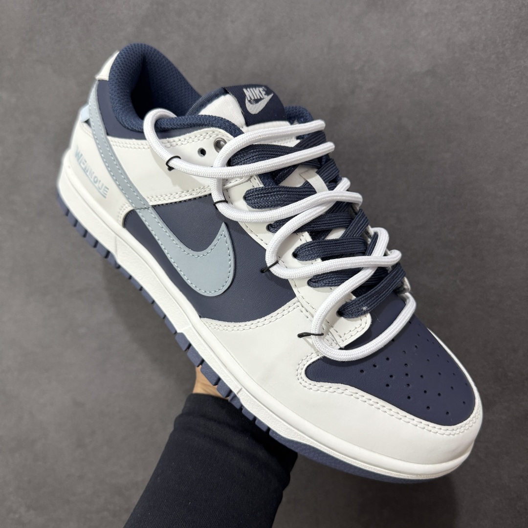 图片[3]-【YC纯原】NK Dunk Low 北屿 WB0512-086 当纯白沙滩遇见深海之境，演绎低饱和碰撞高级街头美学。鞋面如北屿沙岸般细腻温润，深海蓝覆层似潮汐漫过礁石，灰蓝Swoosh如雾霭掠过海平面，低调却不失细节「WELLDONE」标识侧畔点睛，海军蓝鞋带系统与鞋舌标签呼应，赋予整体穿搭深海般的沉稳张力。定制系列天花板 无原鞋不开发 全系列得物原鞋一比一校对开发 配色持续更新中 终端对接 优势输出 全套原厂楦头原纸板数据档案倾力打造 原汁原味莞产 极致还原 圈内最强针车工艺 高端零售指定版 广东原厂配套原盒原标 鞋盒分三个尺码段 原厂冲刀 超高清洁度 全鞋零毛边皮料切割 采用原厂百宏鞋带以及原厂百宏织唛舌标 内标可供原厂几率过验 进口原装条纹中底布 四线拉帮白色点胶 原厂拉帮手法遵循公司 原厂电绣 极致还原 尺码：40 40.5 41 42 42.5 43 44 44.5 45 46-选品中心