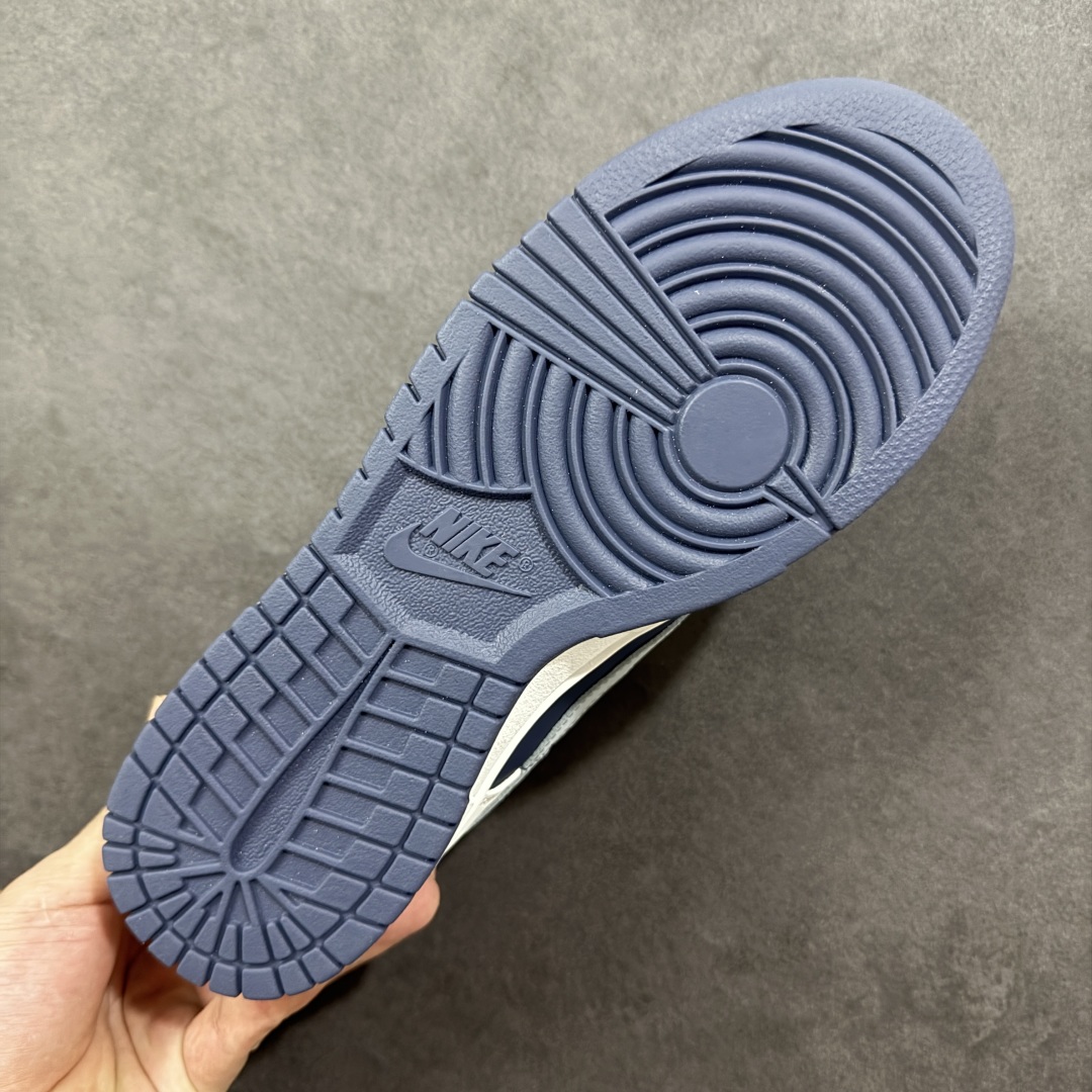 图片[9]-【YC纯原】NK Dunk Low 北屿 WB0512-086 当纯白沙滩遇见深海之境，演绎低饱和碰撞高级街头美学。鞋面如北屿沙岸般细腻温润，深海蓝覆层似潮汐漫过礁石，灰蓝Swoosh如雾霭掠过海平面，低调却不失细节「WELLDONE」标识侧畔点睛，海军蓝鞋带系统与鞋舌标签呼应，赋予整体穿搭深海般的沉稳张力。定制系列天花板 无原鞋不开发 全系列得物原鞋一比一校对开发 配色持续更新中 终端对接 优势输出 全套原厂楦头原纸板数据档案倾力打造 原汁原味莞产 极致还原 圈内最强针车工艺 高端零售指定版 广东原厂配套原盒原标 鞋盒分三个尺码段 原厂冲刀 超高清洁度 全鞋零毛边皮料切割 采用原厂百宏鞋带以及原厂百宏织唛舌标 内标可供原厂几率过验 进口原装条纹中底布 四线拉帮白色点胶 原厂拉帮手法遵循公司 原厂电绣 极致还原 尺码：40 40.5 41 42 42.5 43 44 44.5 45 46-选品中心