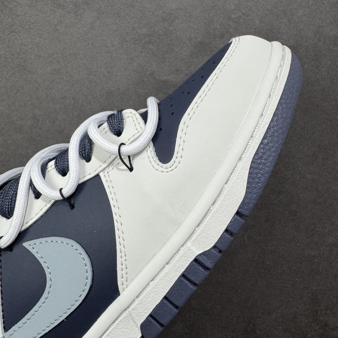 图片[5]-【YC纯原】NK Dunk Low 北屿 WB0512-086 当纯白沙滩遇见深海之境，演绎低饱和碰撞高级街头美学。鞋面如北屿沙岸般细腻温润，深海蓝覆层似潮汐漫过礁石，灰蓝Swoosh如雾霭掠过海平面，低调却不失细节「WELLDONE」标识侧畔点睛，海军蓝鞋带系统与鞋舌标签呼应，赋予整体穿搭深海般的沉稳张力。定制系列天花板 无原鞋不开发 全系列得物原鞋一比一校对开发 配色持续更新中 终端对接 优势输出 全套原厂楦头原纸板数据档案倾力打造 原汁原味莞产 极致还原 圈内最强针车工艺 高端零售指定版 广东原厂配套原盒原标 鞋盒分三个尺码段 原厂冲刀 超高清洁度 全鞋零毛边皮料切割 采用原厂百宏鞋带以及原厂百宏织唛舌标 内标可供原厂几率过验 进口原装条纹中底布 四线拉帮白色点胶 原厂拉帮手法遵循公司 原厂电绣 极致还原 尺码：40 40.5 41 42 42.5 43 44 44.5 45 46-选品中心