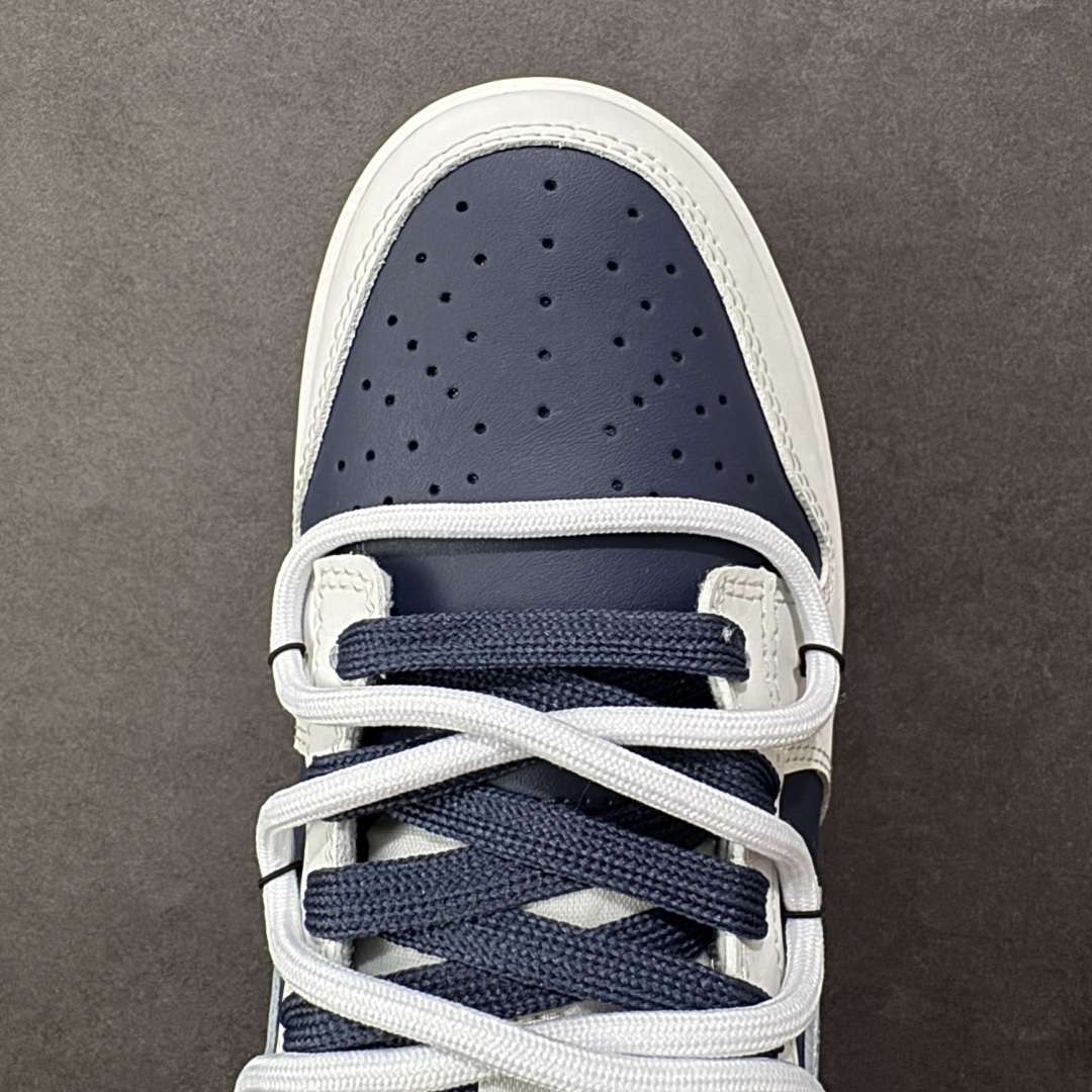 图片[8]-【YC纯原】NK Dunk Low 北屿 WB0512-086 当纯白沙滩遇见深海之境，演绎低饱和碰撞高级街头美学。鞋面如北屿沙岸般细腻温润，深海蓝覆层似潮汐漫过礁石，灰蓝Swoosh如雾霭掠过海平面，低调却不失细节「WELLDONE」标识侧畔点睛，海军蓝鞋带系统与鞋舌标签呼应，赋予整体穿搭深海般的沉稳张力。定制系列天花板 无原鞋不开发 全系列得物原鞋一比一校对开发 配色持续更新中 终端对接 优势输出 全套原厂楦头原纸板数据档案倾力打造 原汁原味莞产 极致还原 圈内最强针车工艺 高端零售指定版 广东原厂配套原盒原标 鞋盒分三个尺码段 原厂冲刀 超高清洁度 全鞋零毛边皮料切割 采用原厂百宏鞋带以及原厂百宏织唛舌标 内标可供原厂几率过验 进口原装条纹中底布 四线拉帮白色点胶 原厂拉帮手法遵循公司 原厂电绣 极致还原 尺码：40 40.5 41 42 42.5 43 44 44.5 45 46-选品中心