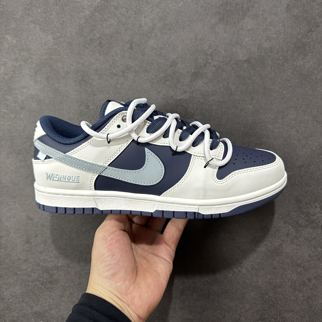 【YC纯原】NK Dunk Low 北屿 WB0512-086 当纯白沙滩遇见深海之境,演绎低饱和碰撞高级街头美学。鞋面如北屿沙岸般细腻温润,深海蓝覆层似潮汐漫过礁石,灰蓝Swoosh如雾霭掠过海平面,低调却不失细节「WELLDONE」标识侧畔点睛,海军蓝鞋带系统与鞋舌标签呼应,赋予整体穿搭深海般的沉稳张力。定制系列天花板 无原鞋不开发 全系列得物原鞋一比一校对开发 配色持续更新中 终端对接 优势输出 全套原厂楦头原纸板数据档案倾力打造 原汁原味莞产 极致还原 圈内最强针车工艺 高端零售指定版 广东原厂配套原盒原标 鞋盒分三个尺码段 原厂冲刀 超高清洁度 全鞋零毛边皮料切割 采用原厂百宏鞋带以及原厂百宏织唛舌标 内标可供原厂几率过验 进口原装条纹中底布 四线拉帮白色点胶 原厂拉帮手法遵循公司 原厂电绣 极致还原 尺码:40 40.5 41 42 42.5 43 44 44.5 45 46-选品中心