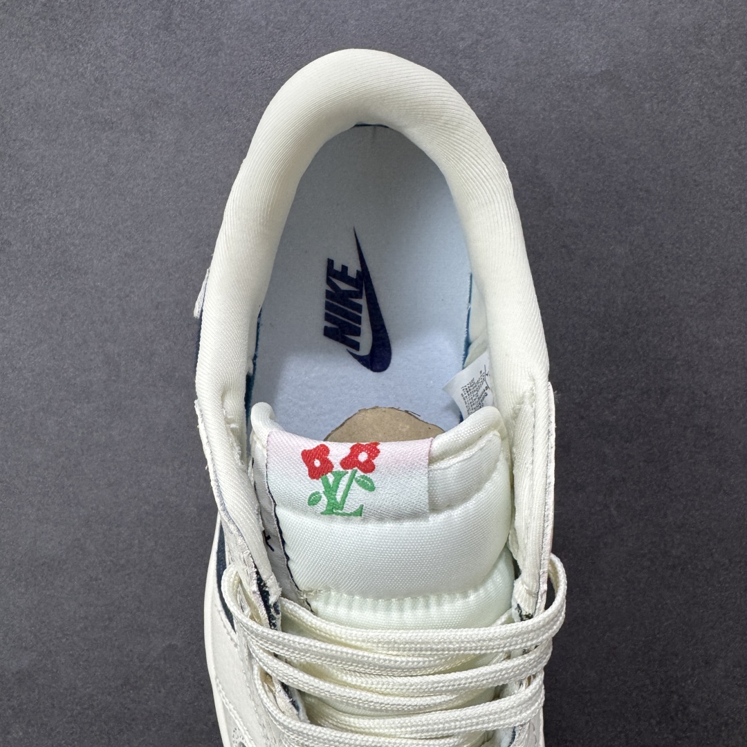 图片[7]-【定制版】Louis Vuitton x Travis Scott x Air Jordan 1 Low 路易威登LV x AJ1 低帮 白蓝牛仔倒钩 AJ1 乔丹1代 aj1 乔1 低邦 白蓝牛仔倒勾联名 乔丹篮球鞋系列 鞋款整体以水洗蓝牛仔为底搭配白色框架覆盖层，标志性的反钩Swoosh Logo采用白色呈现，内侧也辅以白色Swoosh Logo点缀，鞋舌等多处TS标志性元素均得以保留；后跟侧下方印有LV字样，鞋舌上以LV字样呈现，后跟的鬼脸Logo标志以及Wings Logo均采用蓝色刺绣打造，彰显联名身份；最后以米白色中底搭配蓝色橡胶外底完善整体设计收尾。 货号：LD2028-044 尺码：36 36.5 37.5 38 38.5 39 40 40.5 41 42 42.5 43 44 44.5 45 编码：HXSB330340-选品中心