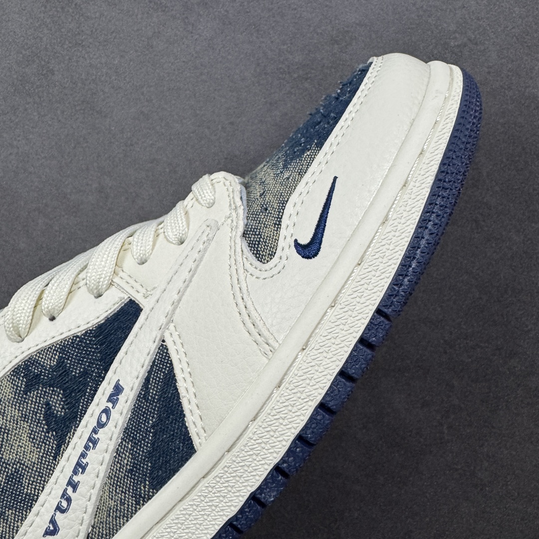 图片[5]-【定制版】Louis Vuitton x Travis Scott x Air Jordan 1 Low 路易威登LV x AJ1 低帮 白蓝牛仔倒钩 AJ1 乔丹1代 aj1 乔1 低邦 白蓝牛仔倒勾联名 乔丹篮球鞋系列 鞋款整体以水洗蓝牛仔为底搭配白色框架覆盖层，标志性的反钩Swoosh Logo采用白色呈现，内侧也辅以白色Swoosh Logo点缀，鞋舌等多处TS标志性元素均得以保留；后跟侧下方印有LV字样，鞋舌上以LV字样呈现，后跟的鬼脸Logo标志以及Wings Logo均采用蓝色刺绣打造，彰显联名身份；最后以米白色中底搭配蓝色橡胶外底完善整体设计收尾。 货号：LD2028-044 尺码：36 36.5 37.5 38 38.5 39 40 40.5 41 42 42.5 43 44 44.5 45 编码：HXSB330340-选品中心